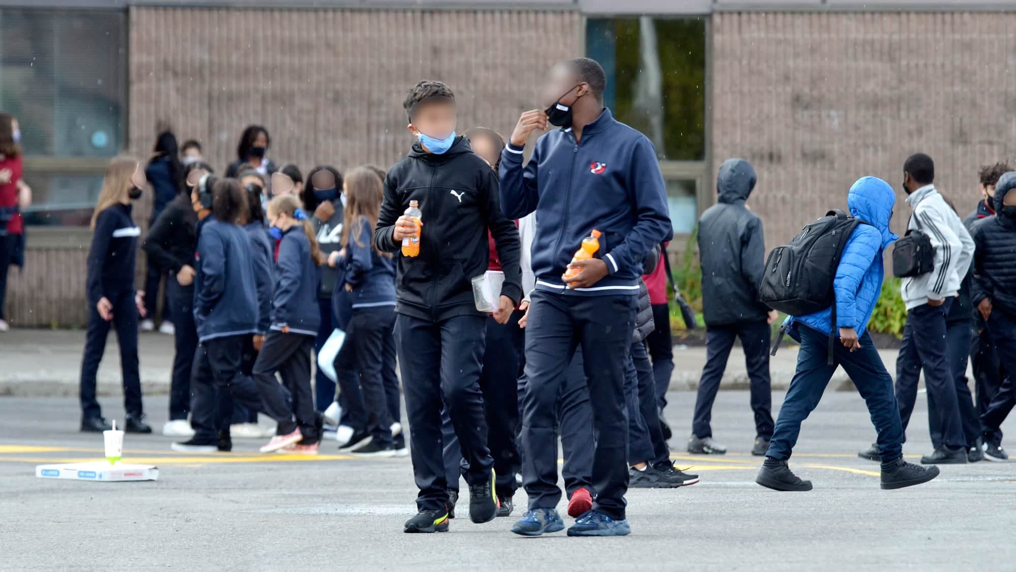 Des élèves de l’école secondaire l’Odyssée-des-Jeunes, à Laval, ne portaient pas bien le masque, hier.