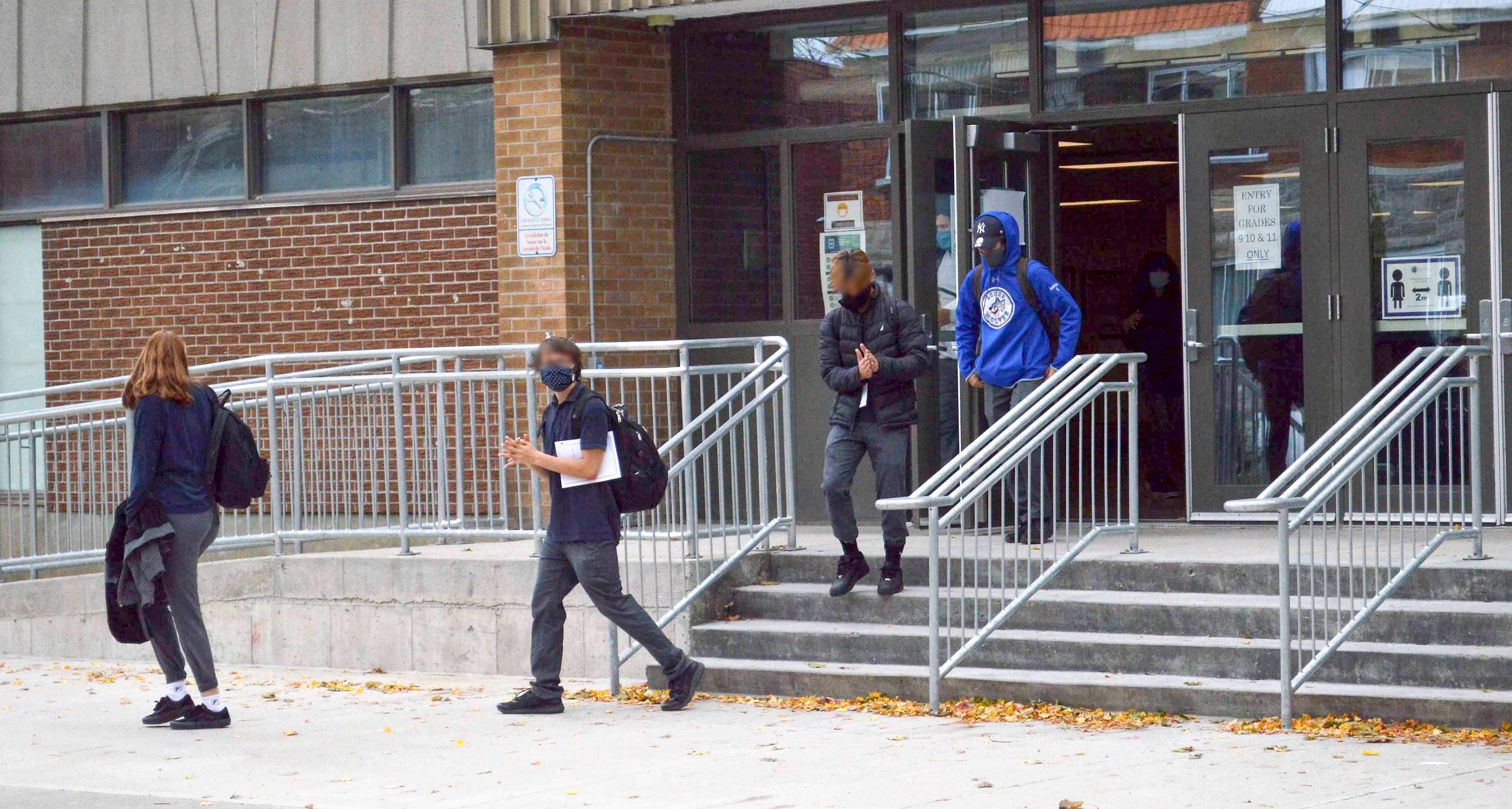 Une cinquantaine d’élèves du LaSalle Community Comprehensive High School avaient quitté leur classe à 11 h pile jeudi pour protester contre l’impossibilité de suivre des cours à distance.
