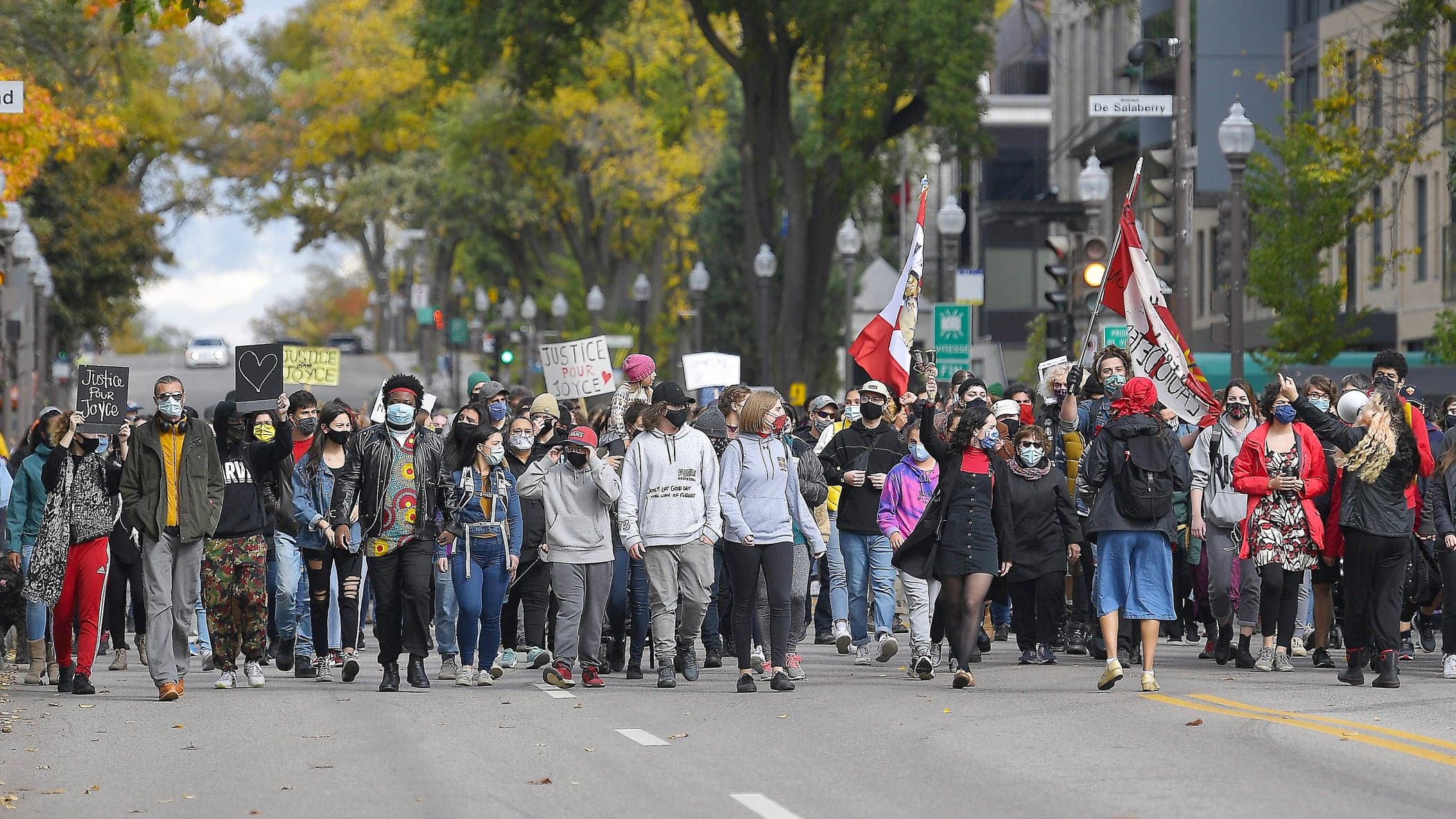 Pendant ce temps ils étaient des centaines à montrer leur soutien à Québec.