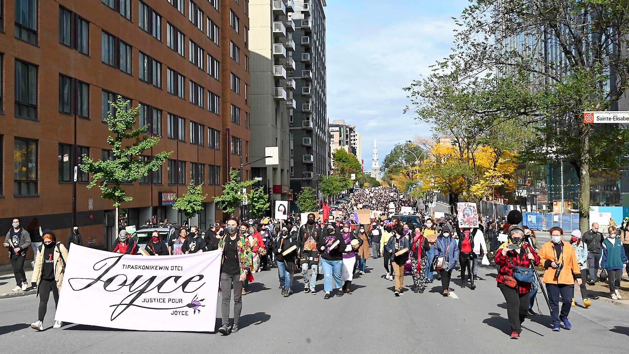Des milliers de manifestants ont pris les rues montréalaises d’assaut samedi.