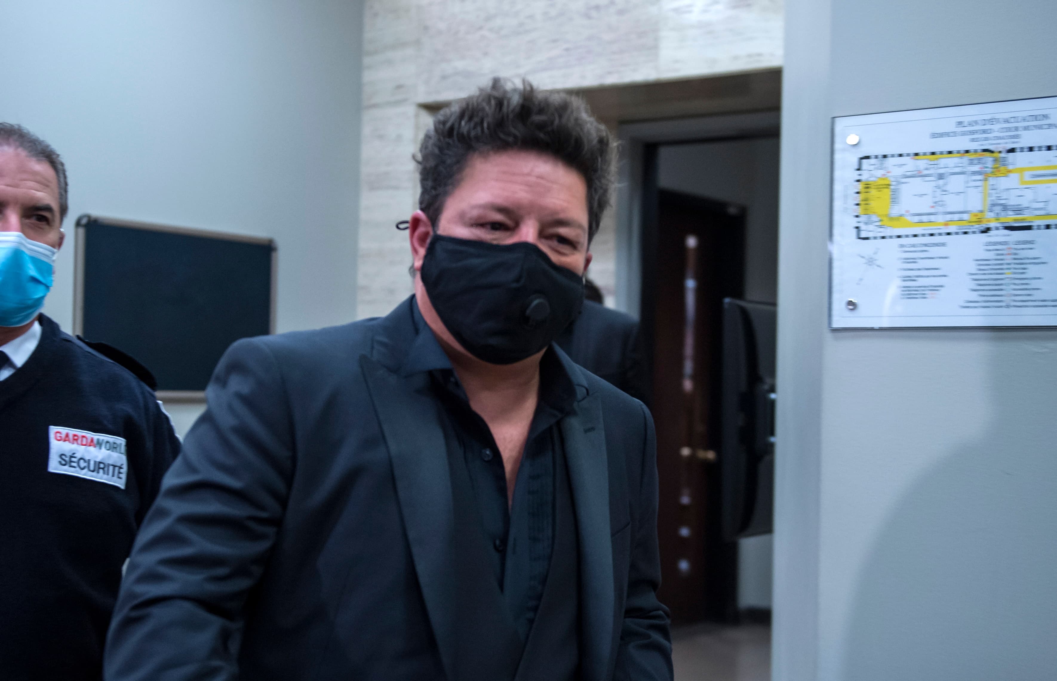 Le chanteur Éric Lapointe est arrivé masqué à la Cour municipale de Montréal, mercredi, afin de plaider coupable à des voies de fait sur une femme à la suite d’un party d’anniversaire arrosé survenu en septembre 2019.
