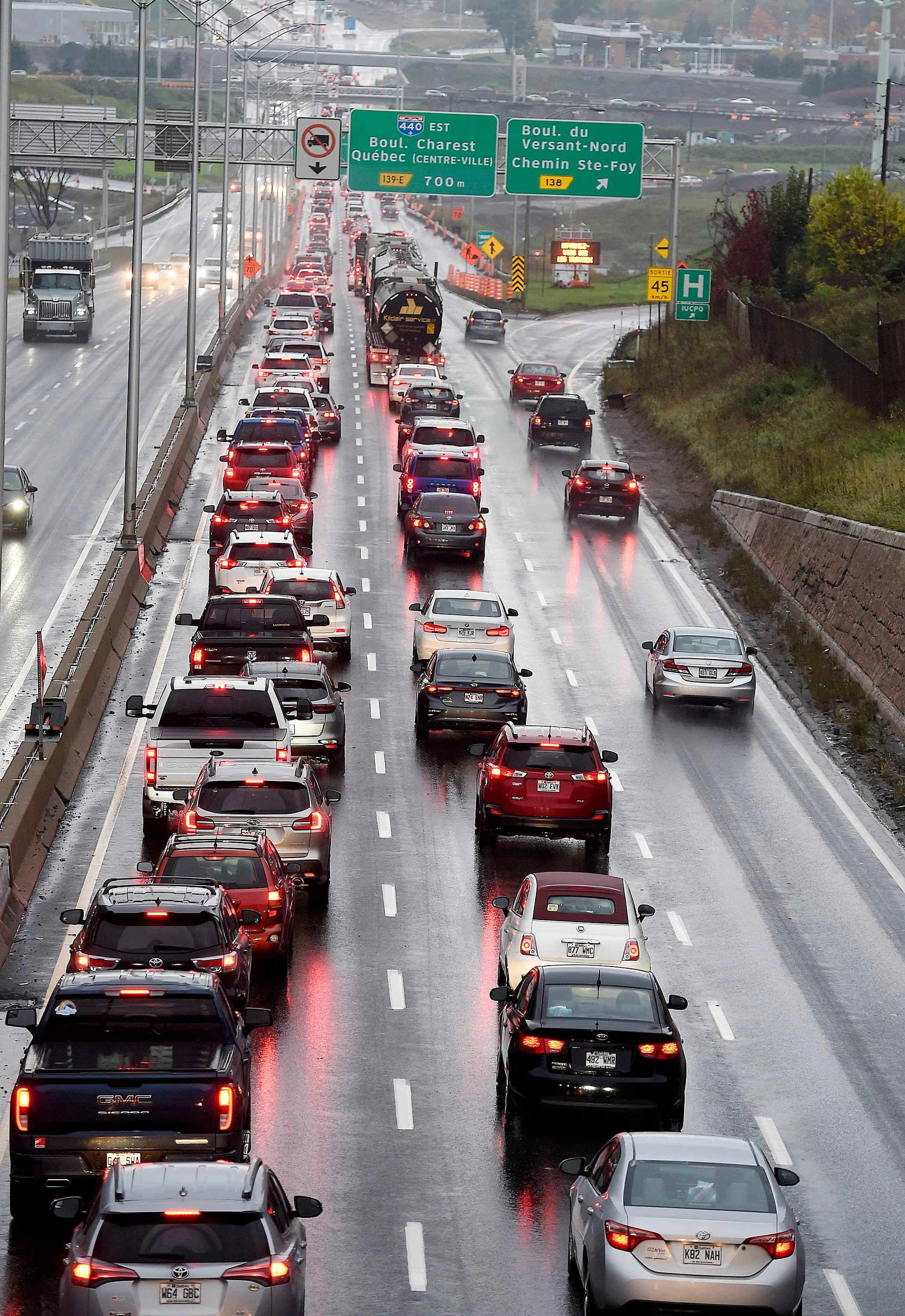 Il n’a fallu que quelques mois pour que les débits de circulation reviennent pratiquement à la normale sur les routes de la région de Québec, comme ici sur l’autoroute Henri-IV, après le grand confinement du printemps dernier, où une forte proportion d’employés travaillaient de la maison.