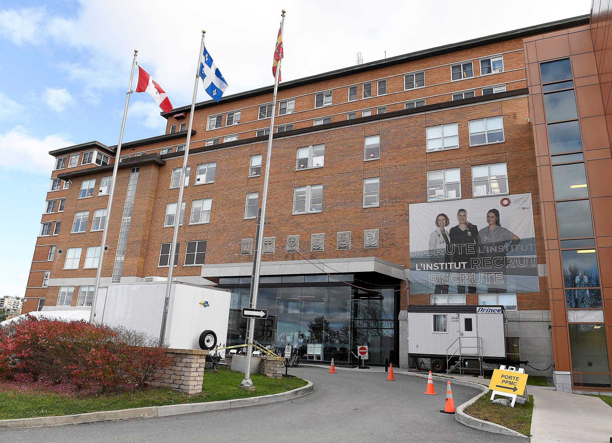 Il devenait beaucoup trop «risqué» pour l’Institut de cardiologie et de pneumologie de Québec de poursuivre ses transplantations cardiaques. L’Hôtel-Dieu de Québec a aussi suspendu les greffes rénales après que des patients eurent contracté la COVID-19.