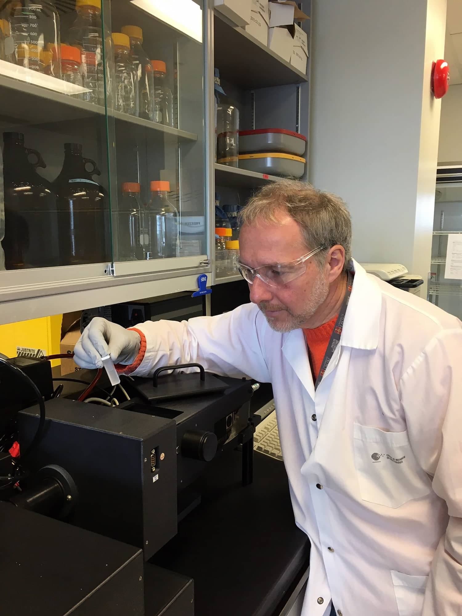 Le chercheur Denis Leclerc, que l’on voit dans son laboratoire, croit que son projet permettrait d’empêcher des pertes importantes en cas d’autres pandémies.
