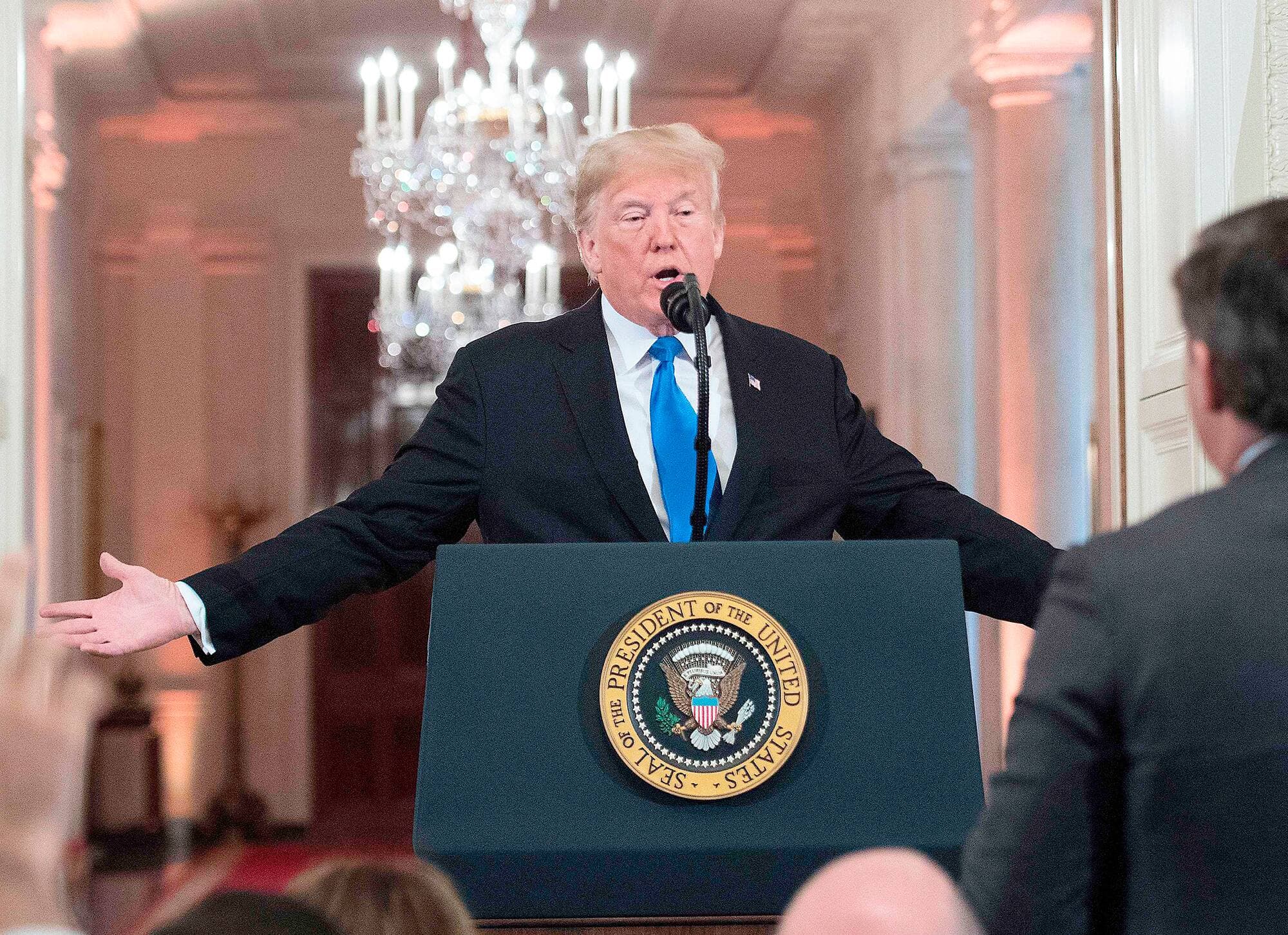 Le président Donald Trump et le correspondant en chef du réseau CNN à la Maison-Blanche, Jim Acosta, ont eu un échange musclé lors d’une conférence de presse suivant les élections de mi-mandat en novembre 2018.