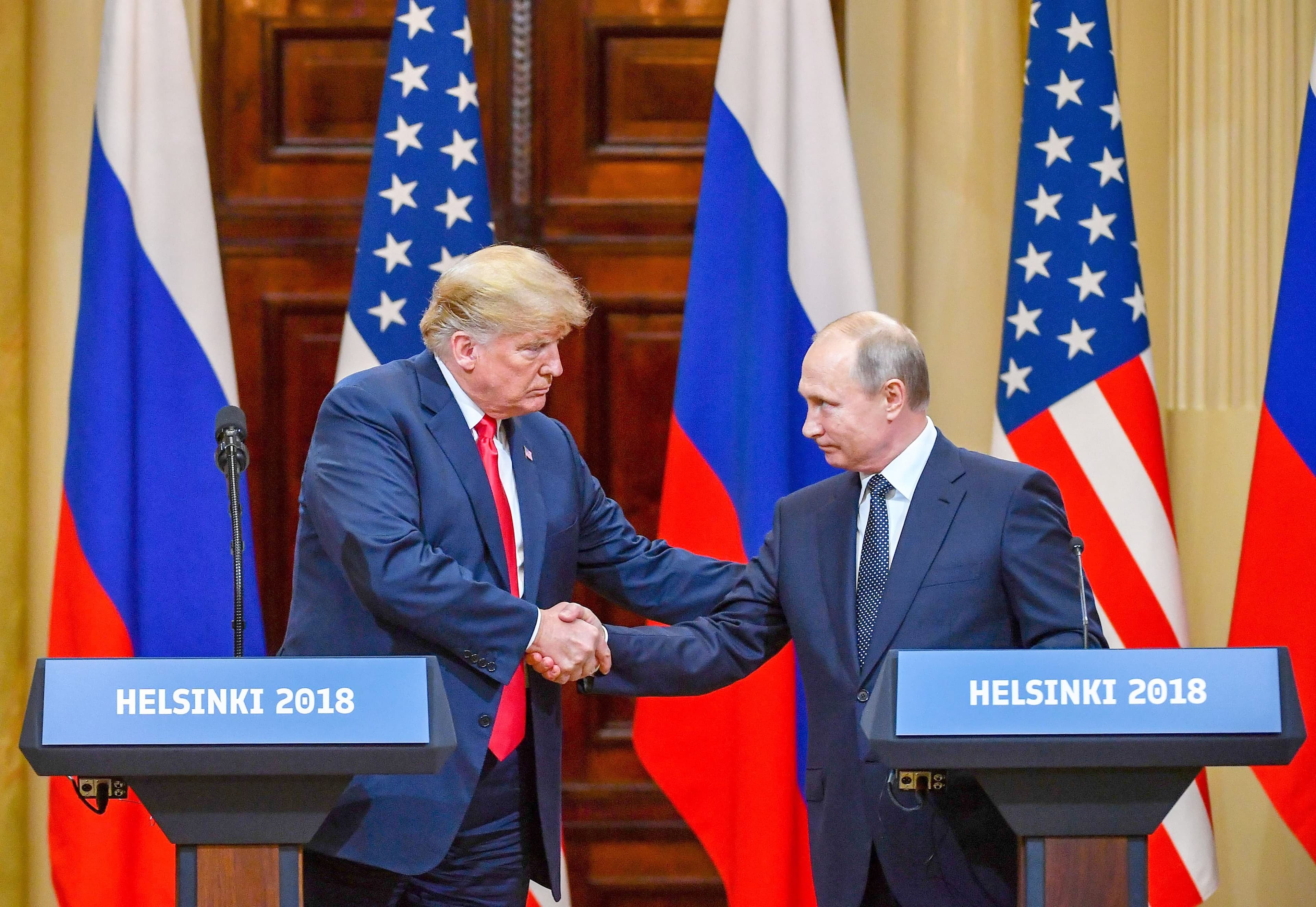 Lors d’une rencontre en 2018, Vladimir Poutine serre la main de Donald Trump.