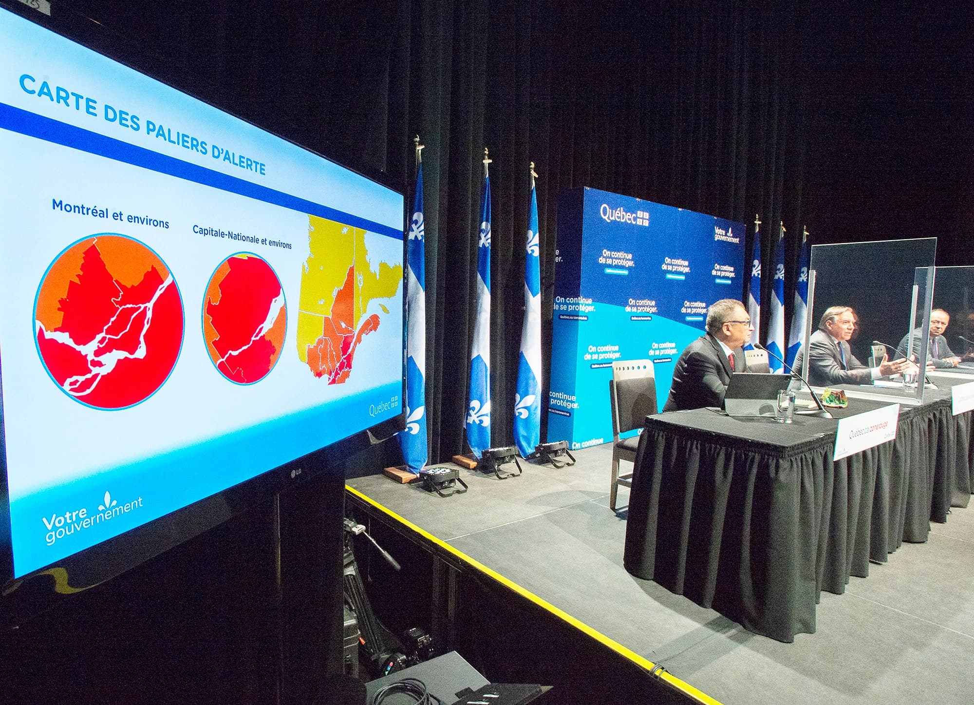 Le directeur national de Santé publique, le docteur Horacio Arruda, le premier ministre du Québec, François Legault, et le ministre de la Santé, Christian Dubé, ont tenu une conférence de presse mardi à Montréal sur les paliers d’alerte de COVID-19.