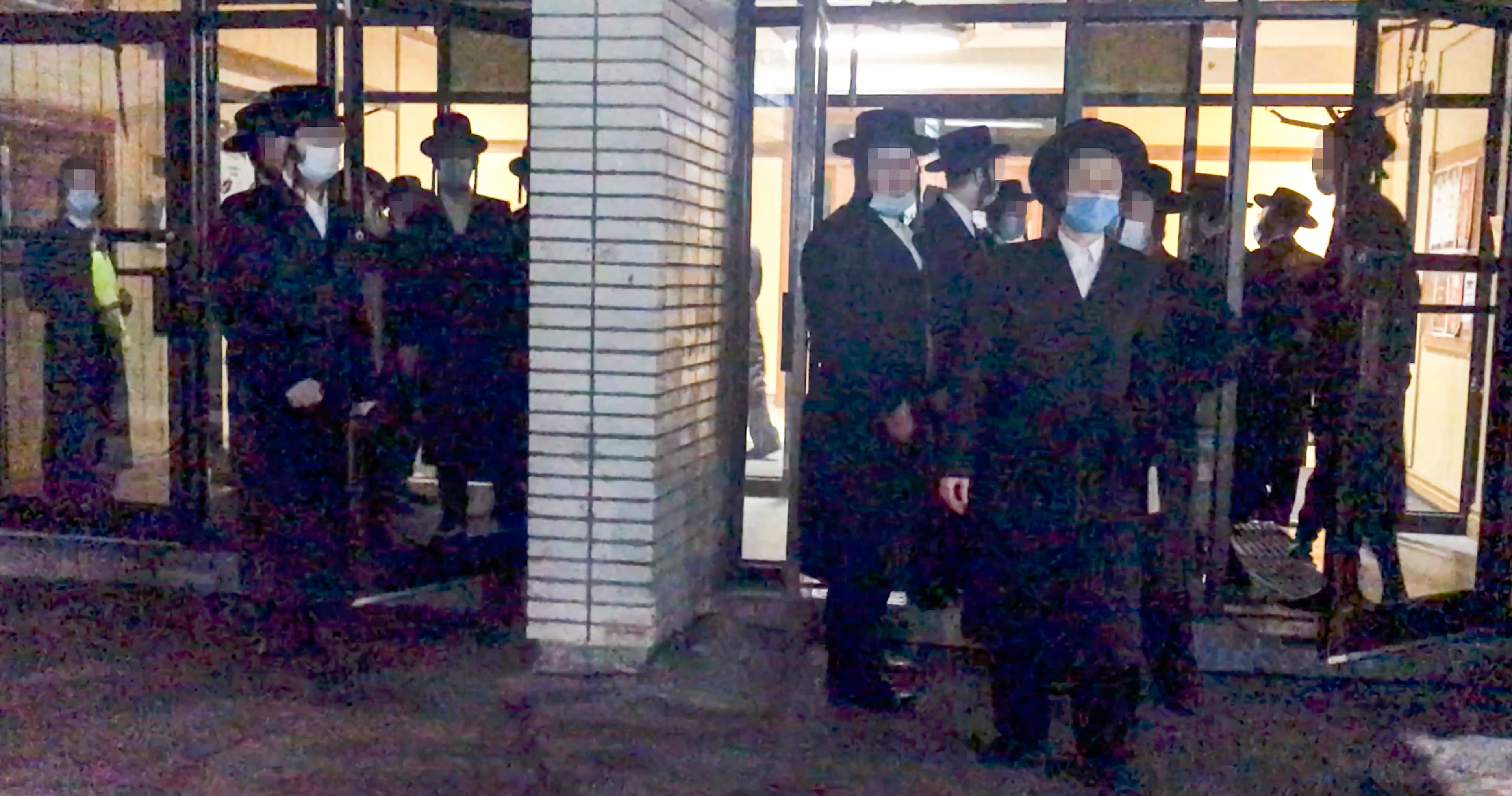 Selon une vidéo prise par un témoin, plusieurs membres de la communauté Tosh portaient un masque lors du rassemblement de samedi soir à Boisbriand.
