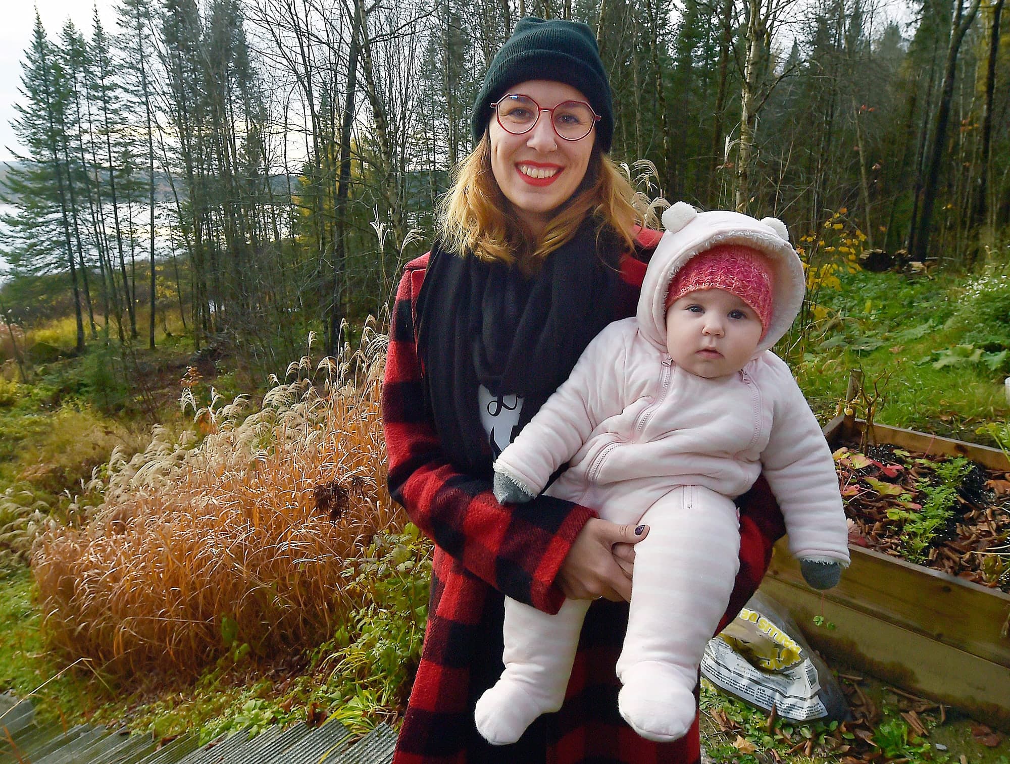 La jeune maman Nellie Noël remarque que son bébé, la petite Elizabeth, âgée de 7 mois, s’adapte moins bien aux environnements nouveaux, comparativement à sa plus grande, âgée de 4 ans, lorsqu’elle avait le même âge.