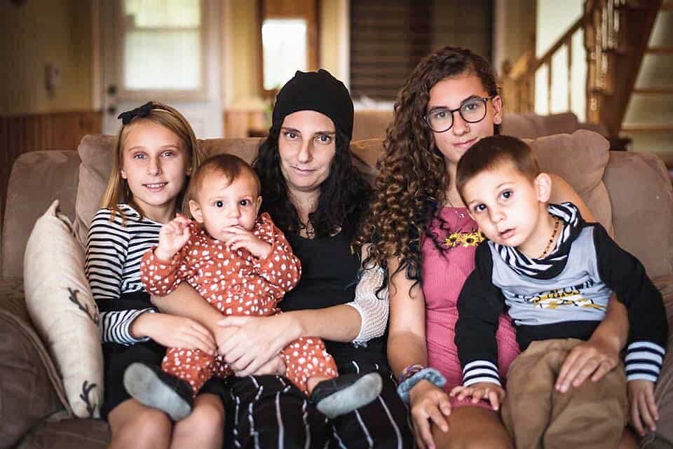 Caroline Vallée en compagnie de quatre de ses six enfants : Mila Rose, 8 ans, Alix, 10 mois, Meggane, 15 ans, et Manolo, 4 ans. Nathan et Delphine, âgés respectivement de 22 et 18 ans, sont absents de la photo.