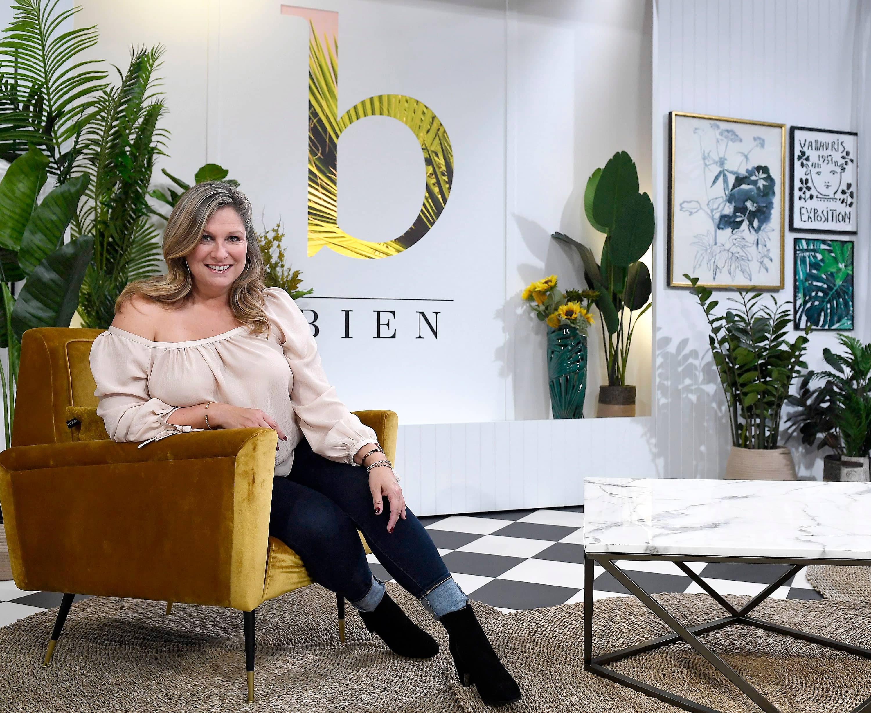 Saskia Thuot anime depuis quatre saisons l’émission <em>Bien</em>, où elle reçoit chaque semaine des experts et des personnalités du milieu artistique dans les studios de TVA Québec.