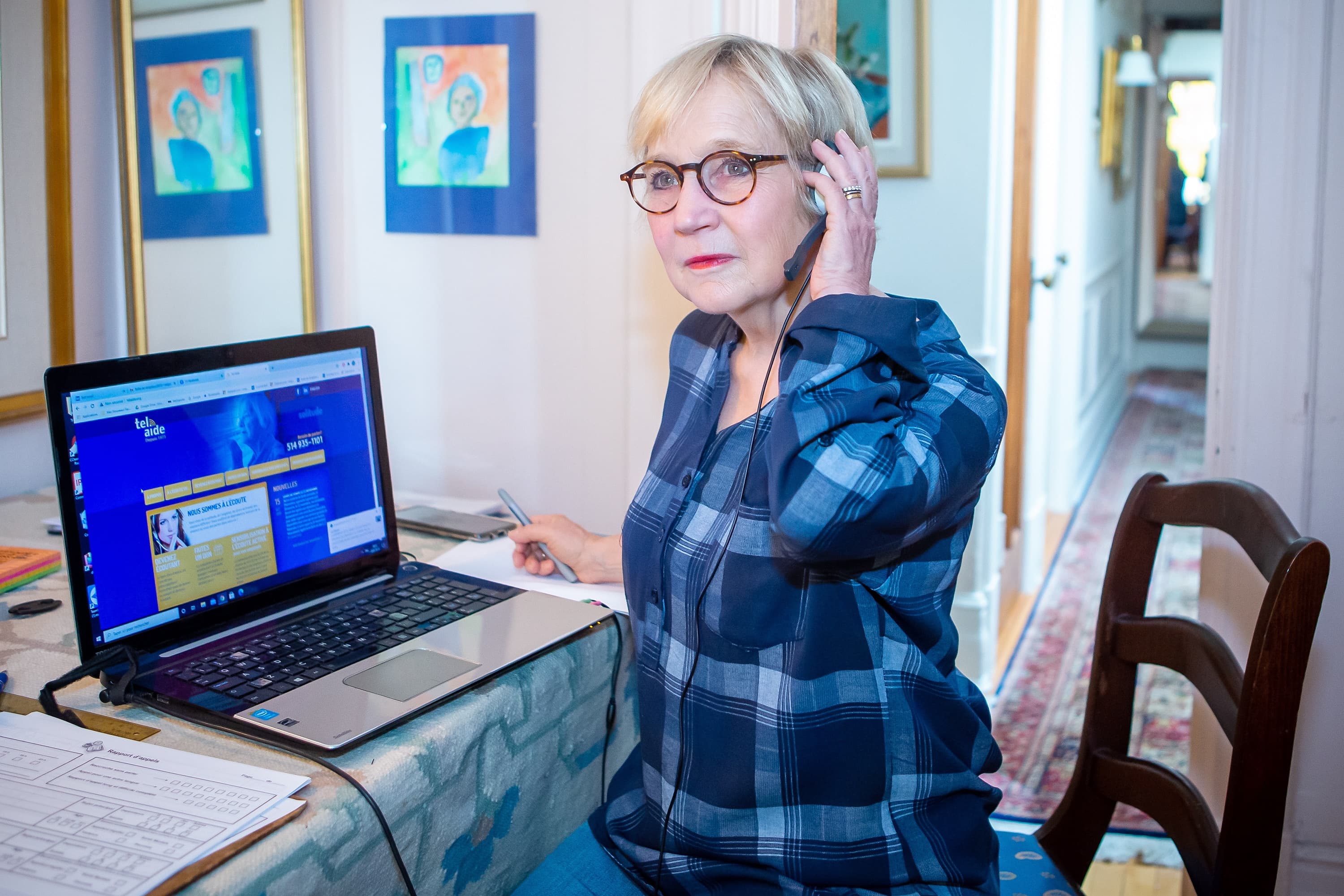 Marie Deslauriers, âgée de 69 ans, est bénévole chez Tel-Aide depuis huit ans et jamais elle n’a entendu autant de gens pleurer au bout du fil. La deuxième vague de COVID-19 fait ressentir davantage d’anxiété cet automne, selon elle.