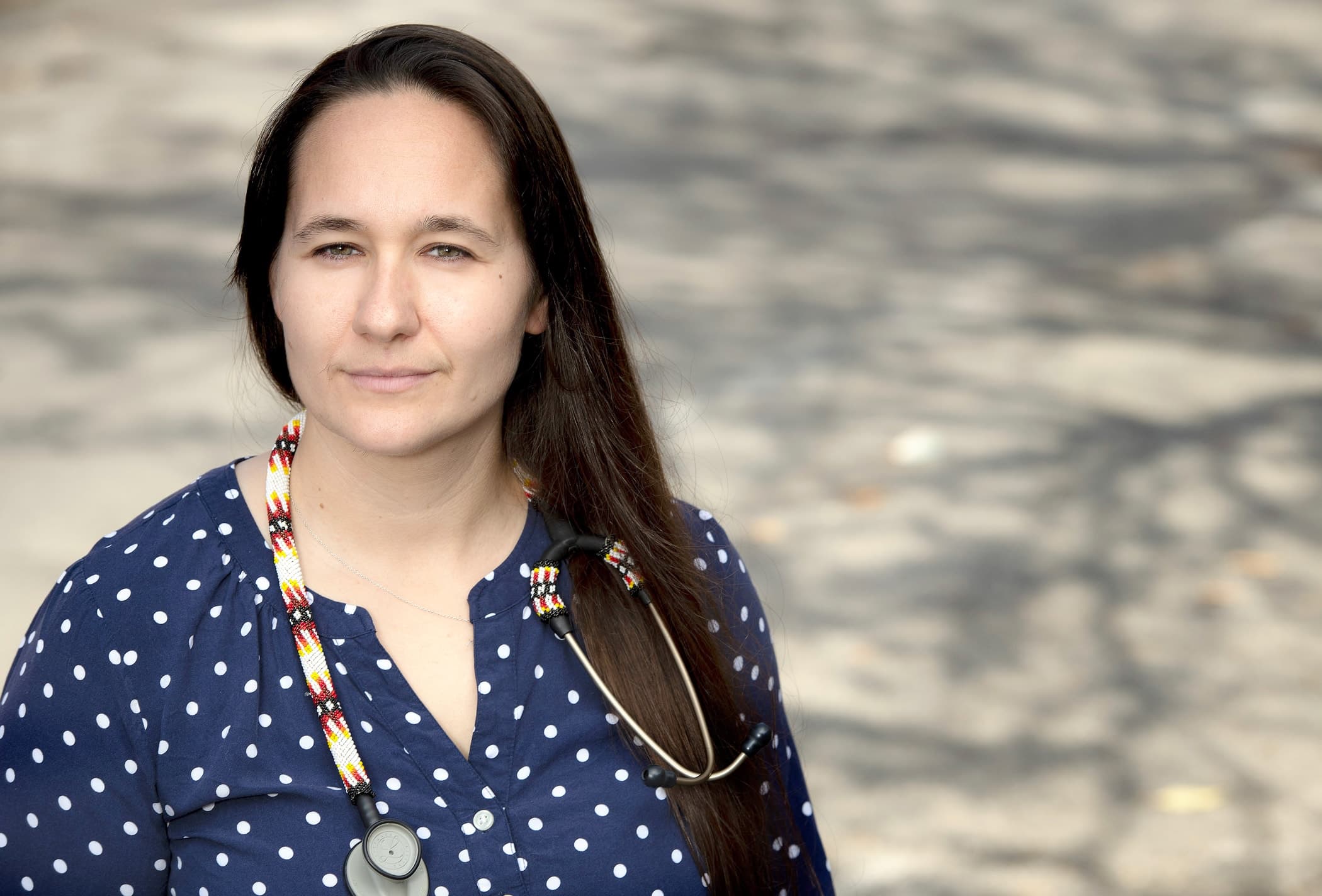 La pédiatre algonquine Raven Dumont-Maurice donne un cours sur la santé autochtone aux futurs médecins de l’Université McGill, à Montréal, et travaille dans un centre de santé sur le territoire mohawk de Kanesatake, dans les Laurentides.