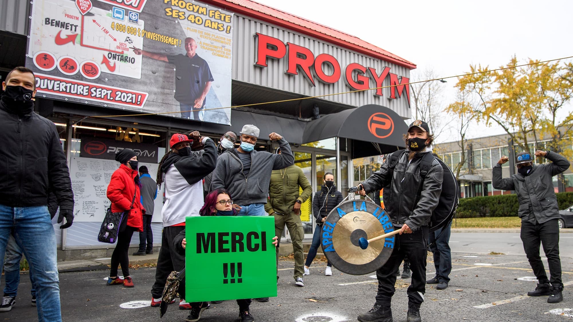 Des adeptes de l’entraînement ont manifesté jeudi devant le Pro Gym, dans Hochelaga-Maisonneuve, à Montréal.