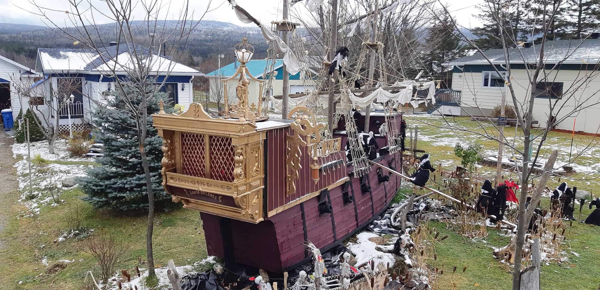 Marc Malenfant a utilisé des matériaux recyclés, comme des palettes de bois et même un harmonium d’église pour réaliser le navire inspiré des galions espagnols.