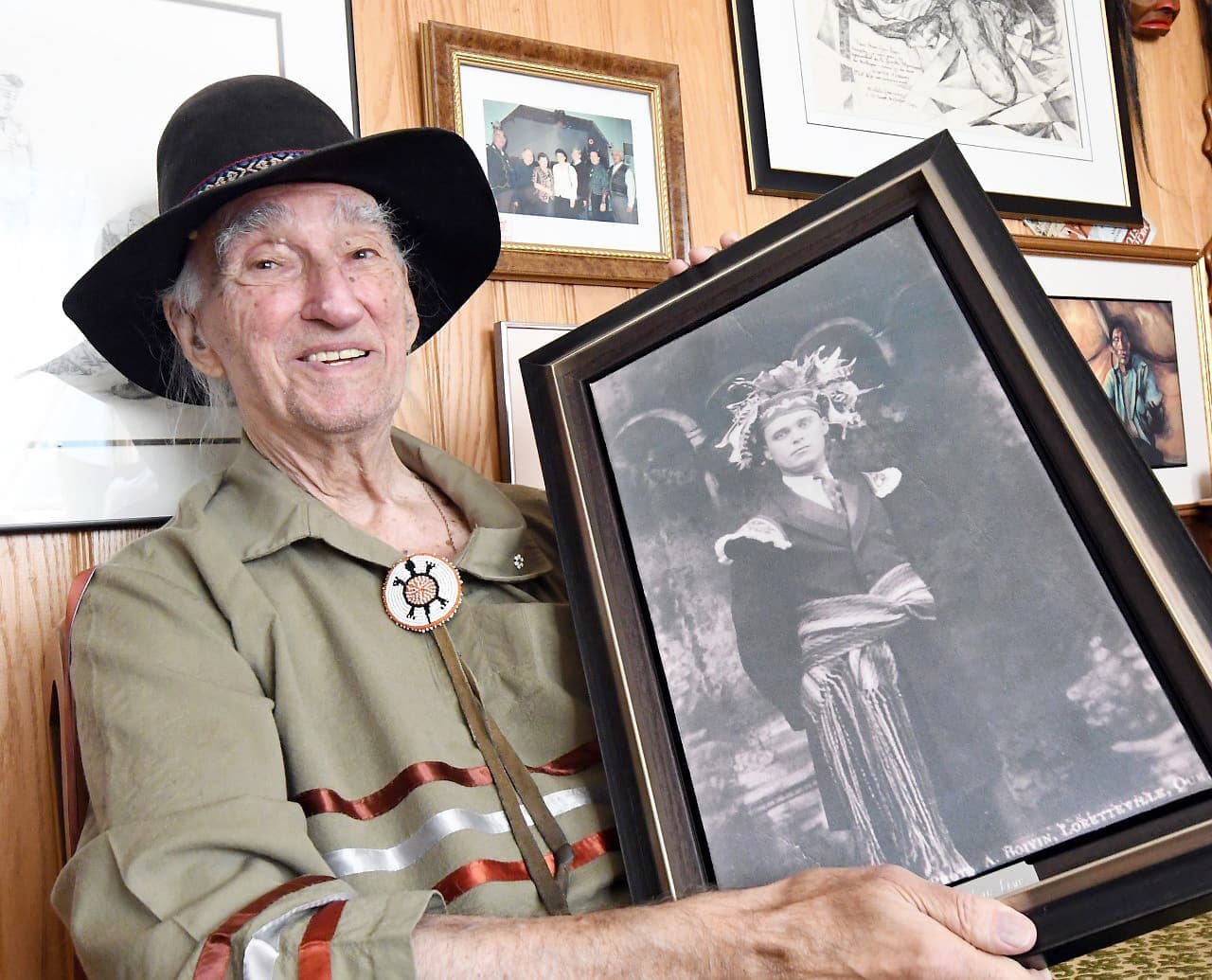 Il pose ici avec le portrait de son père Gérard qui a été vice-chef durant 16 ans.