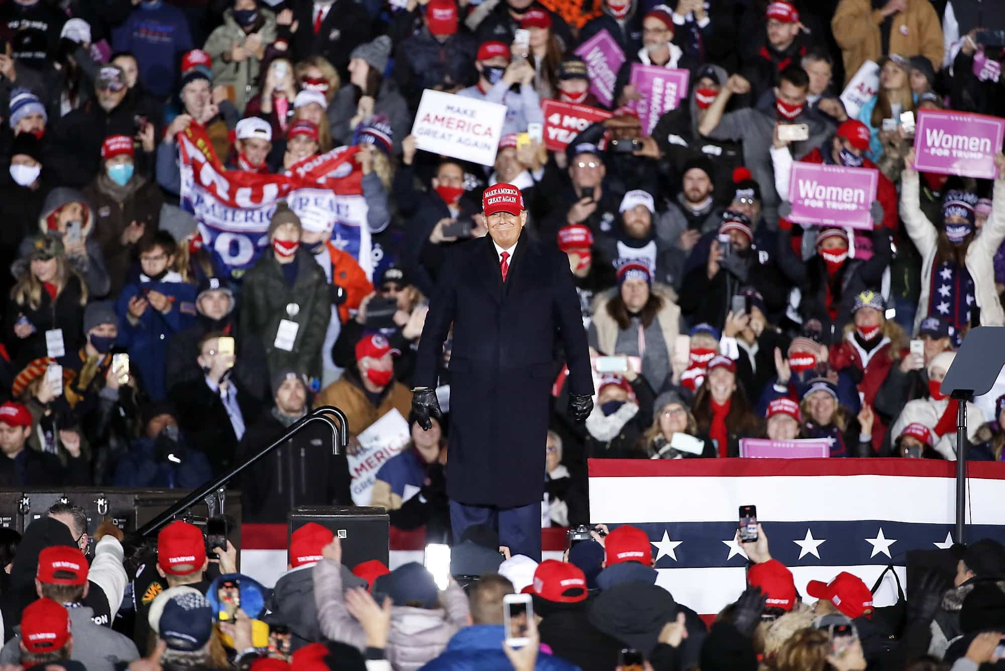 Le candidat républicain Donald Trump entouré de ses supporteurs à son dernier ralliement au Michigan, lundi soir.