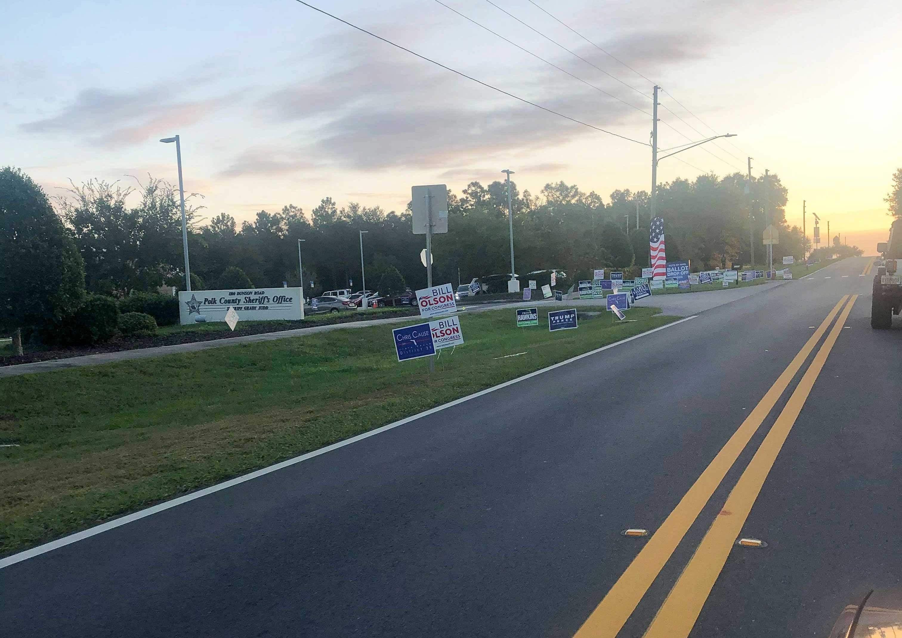 À Orlando, en Floride, les terrains de bureaux de vote sont criblés de pancartes en faveur des différents candidats.