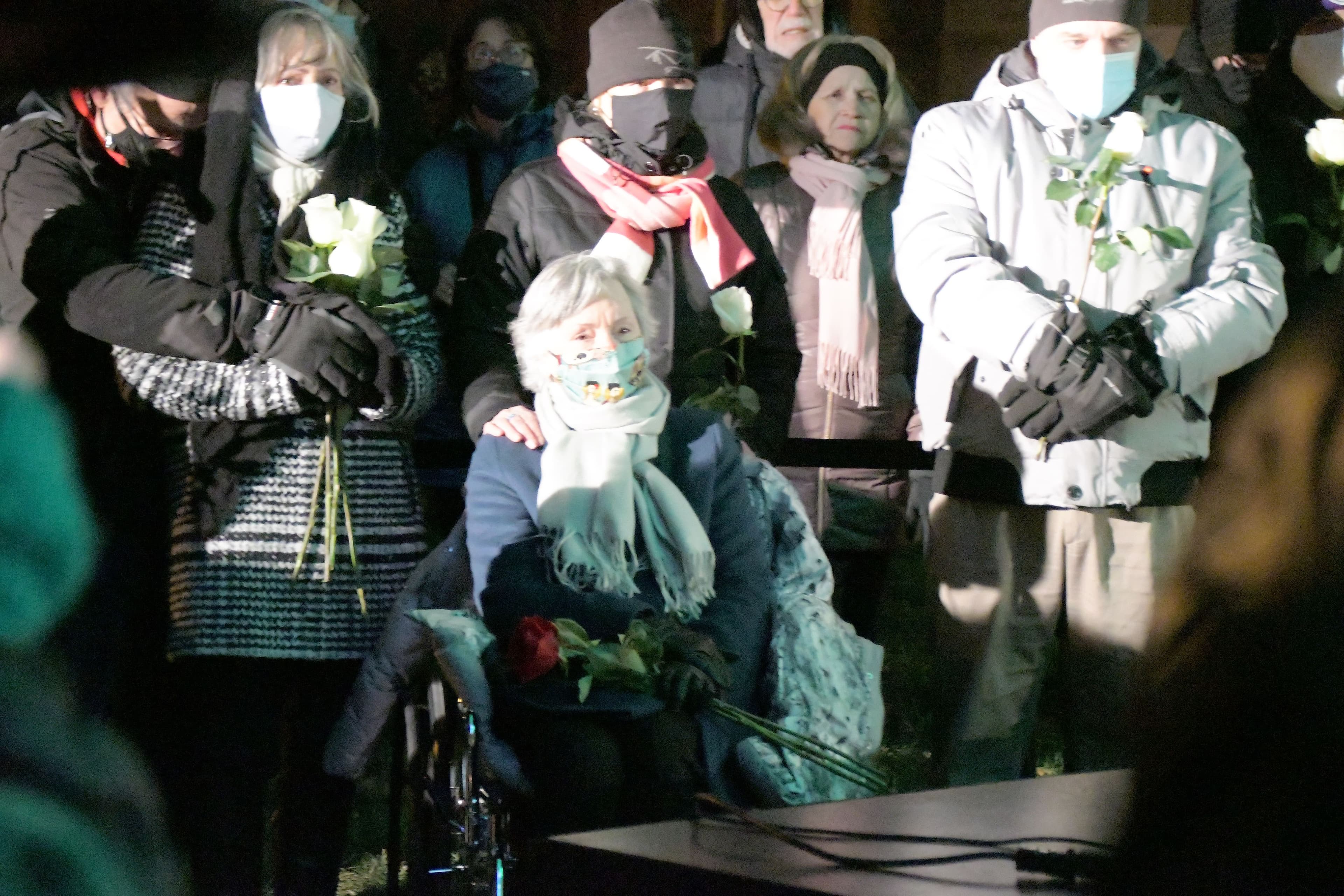La mère de François Duchesne, Renée Rioux, était accompagnée de plusieurs membres de sa famille, mardi soir, lors de la vigile en mémoire de son fils.