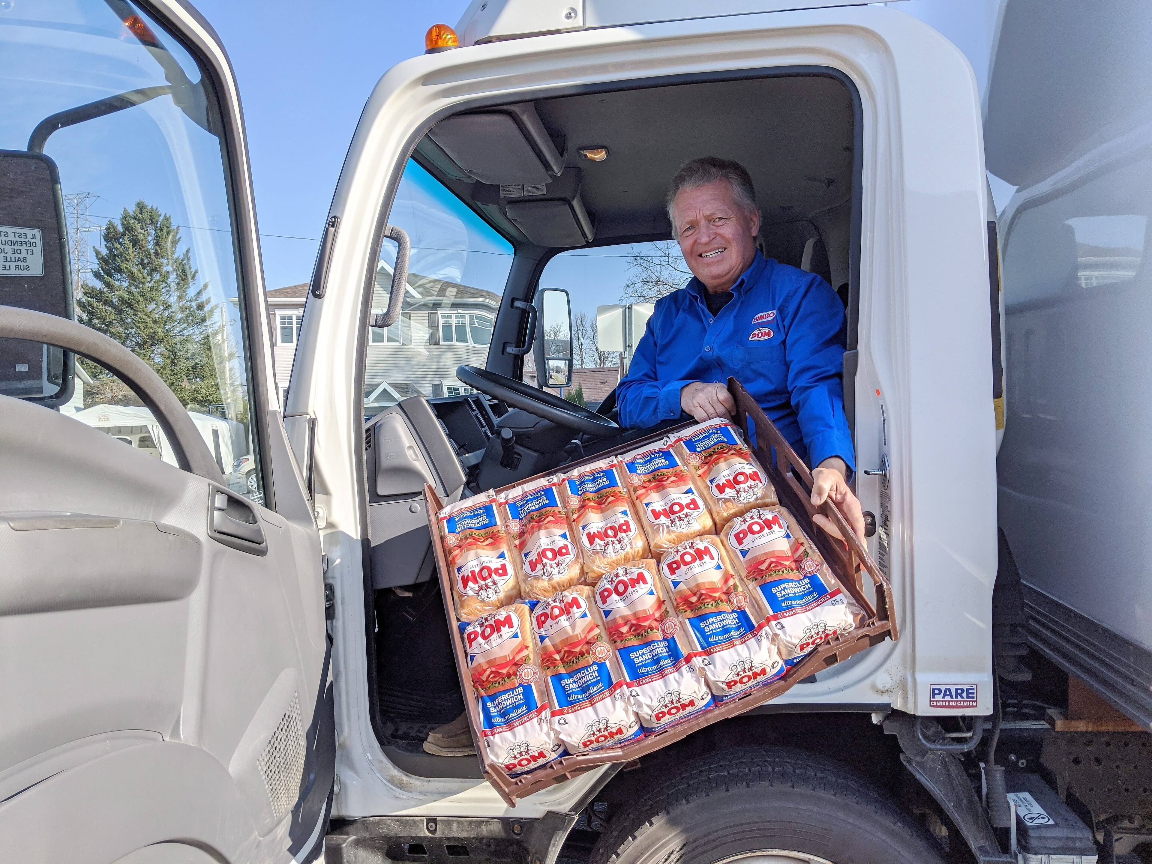 Au lieu de se la couler douce dans le Sud, André Larrivée, de Québec, a changé ses plans à cause de la COVID-19, en reprenant le volant de son camion de distribution de pain, même si cela implique de commencer ses journées à 3 h 30 du matin.
