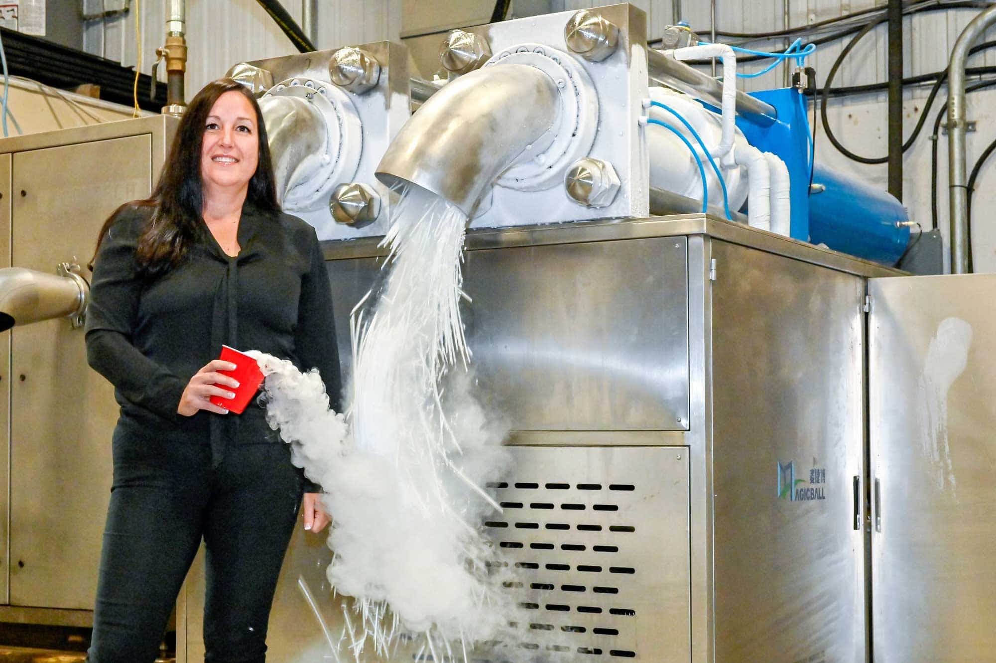 Mélanie Beaudoin est la fondatrice et présidente de Biogivre, une entreprise de Drummondville qui produit de la glace sèche à -78,5 degrés. Elle dit avoir reçu récemment des appels de pharmaceutiques et être parfaitement capable de répondre à la demande.