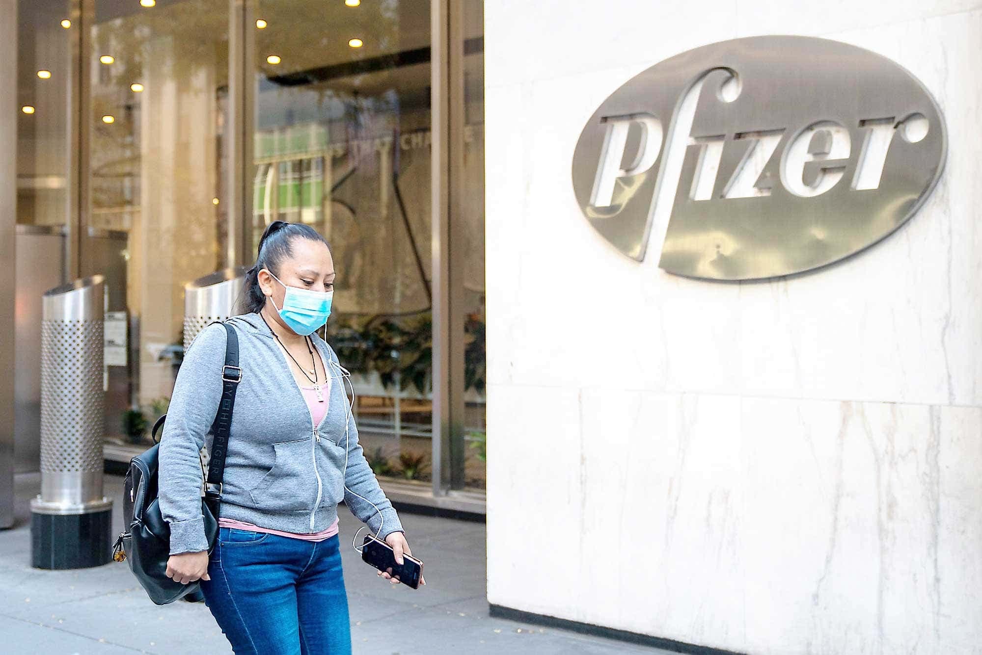 Une passante circulait hier devant la maison-mère de la compagnie pharmaceutique Pfizer, à New York.