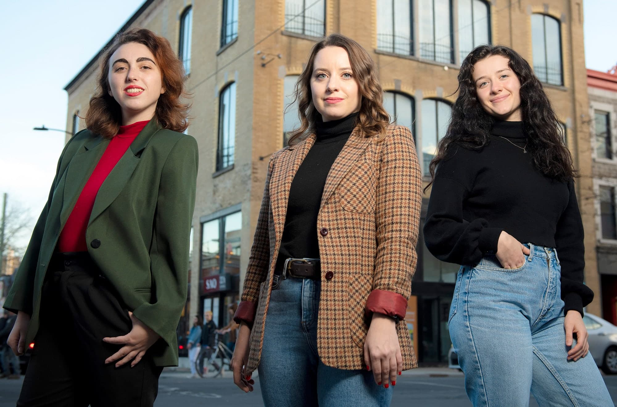 Emma-Félix Laurin, Sabrina Mercier-Ullhorn, Catherine Brassard ont lancé une pétition pour dénoncer l’anglicisation de Montréal.