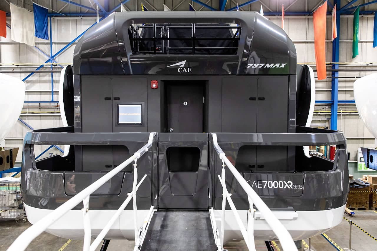 Une formation sur un simulateur comme celui-ci, fabriqué au Québec, est désormais obligatoire pour tous les pilotes de 737 MAX. Ce modèle d’appareil de Boeing, cloué au sol depuis mars 2019, reprendra les airs, aux États-Unis, dans trois semaines.