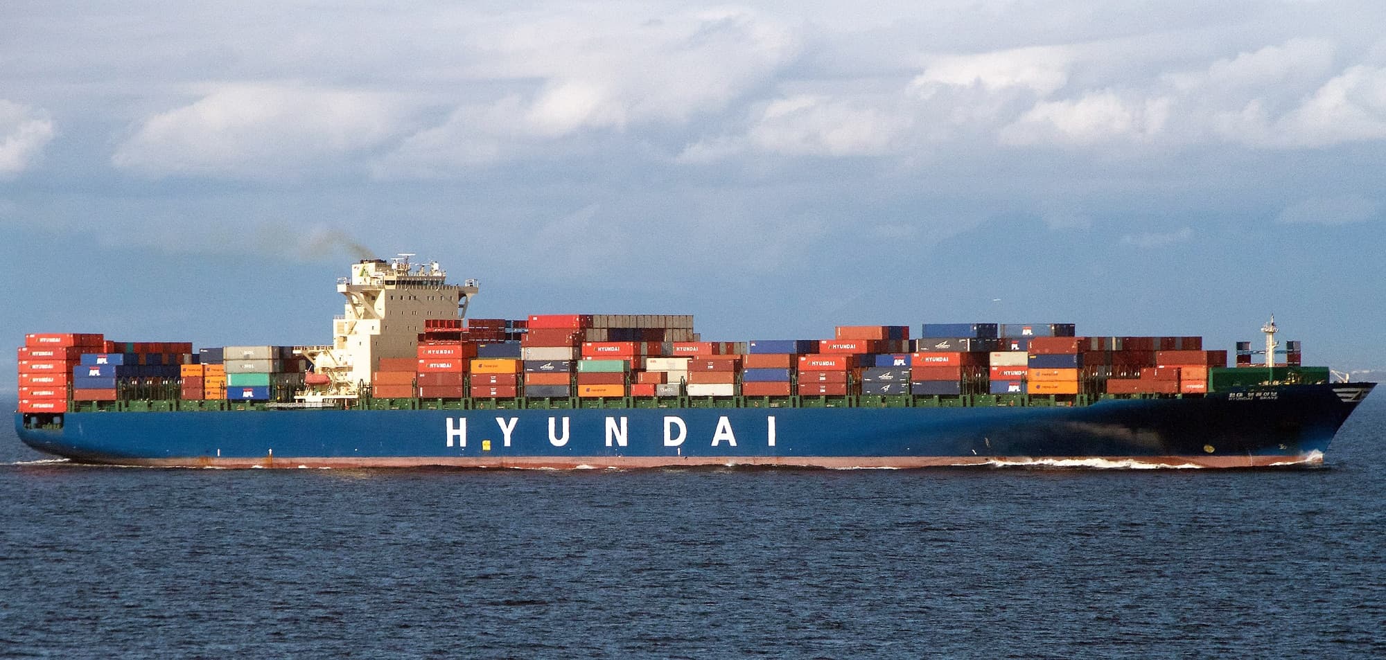 Les blouses commandées sont arrivées de Chine à bord de bateaux comme celui-ci, le Hyundai Brave, qui a servi à l’expédition d’une partie du chargement.