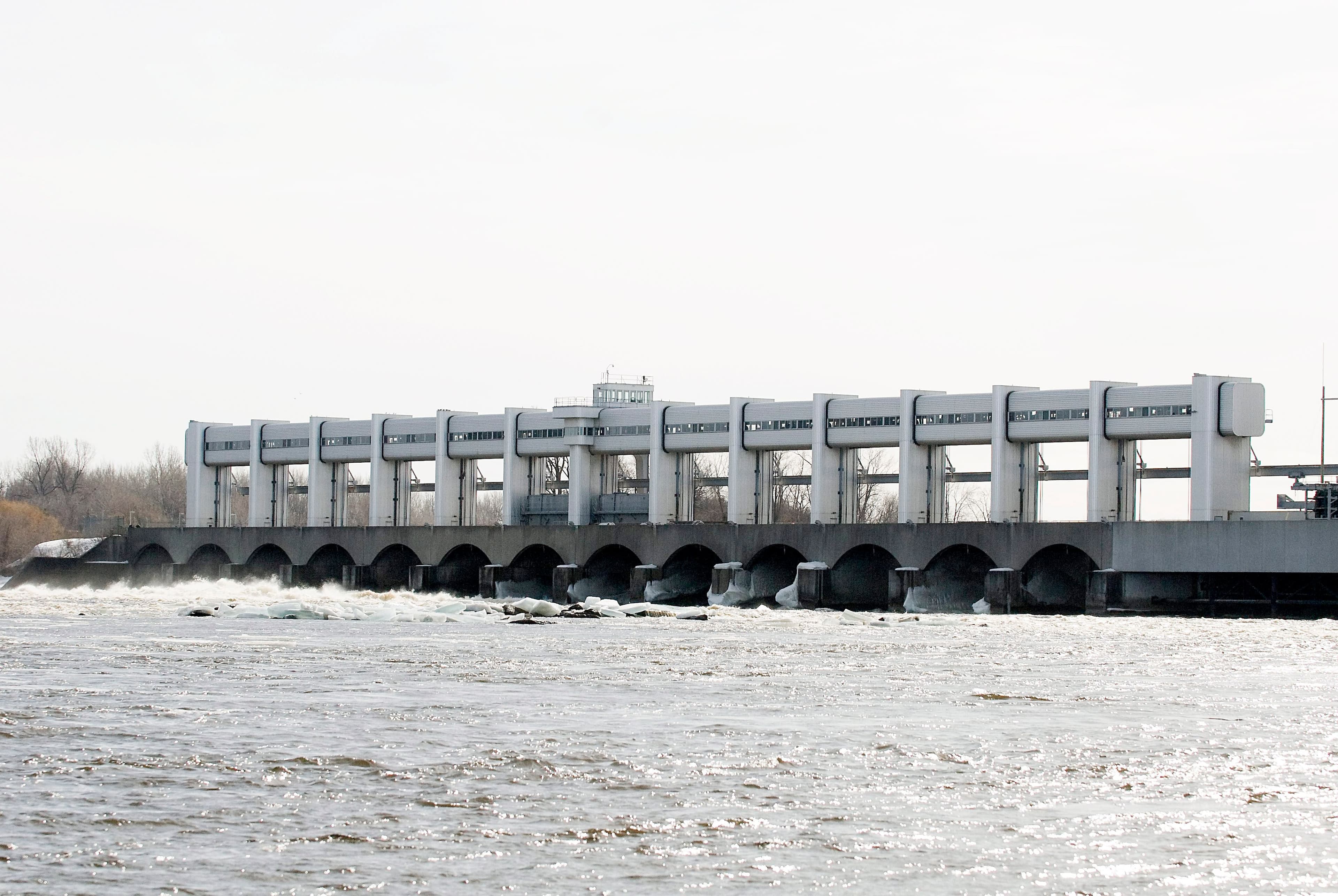 GEN-HYDRO-INSTALLATIONS
>Photo pour archives
Installations de Hydro Québec - Barrage de la Rivière des Prairies