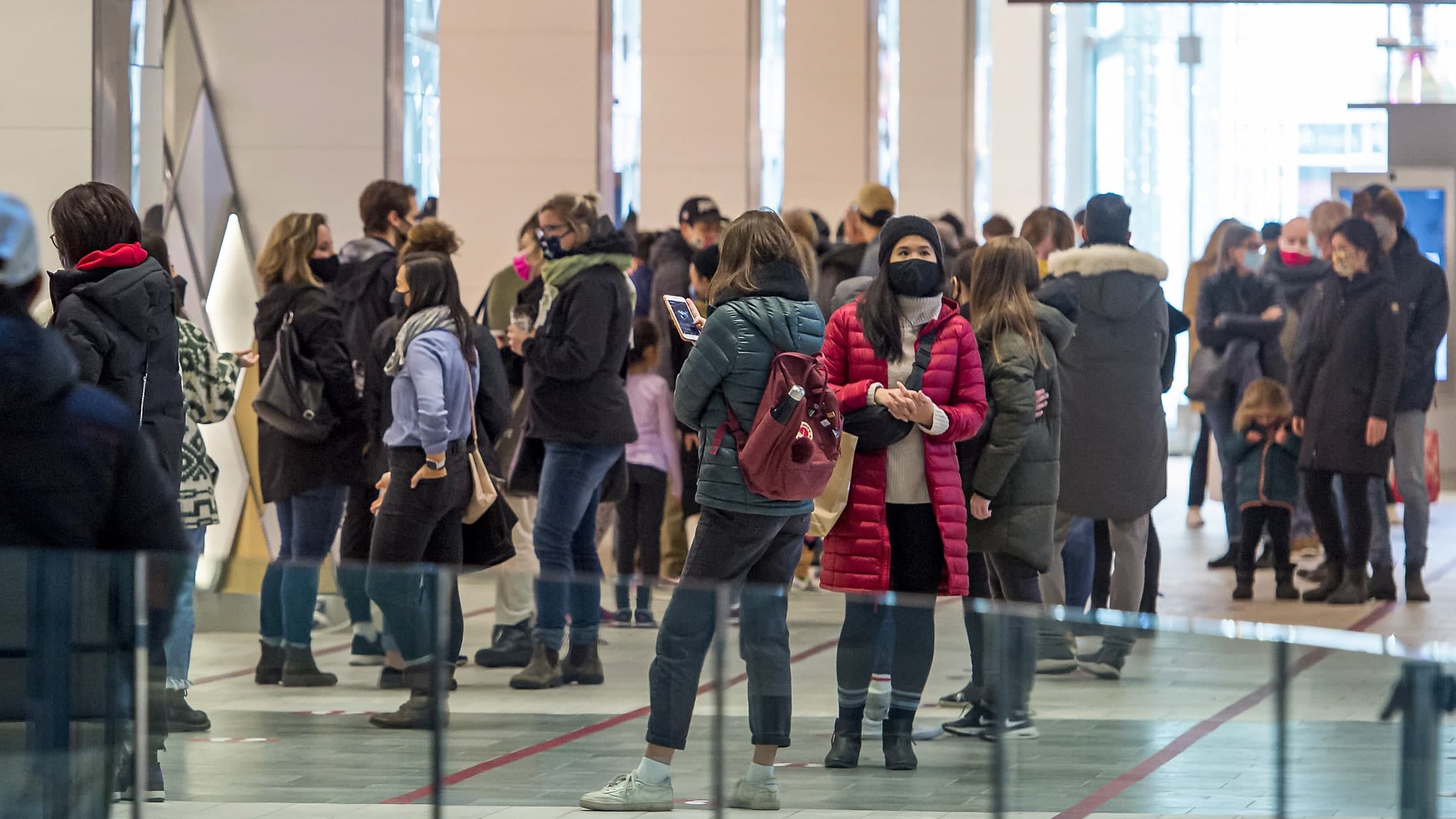 Il fallait aussi attendre son tour pour entrer à la nouvelle boutique UNIQLO du Centre Eaton à Montréal.