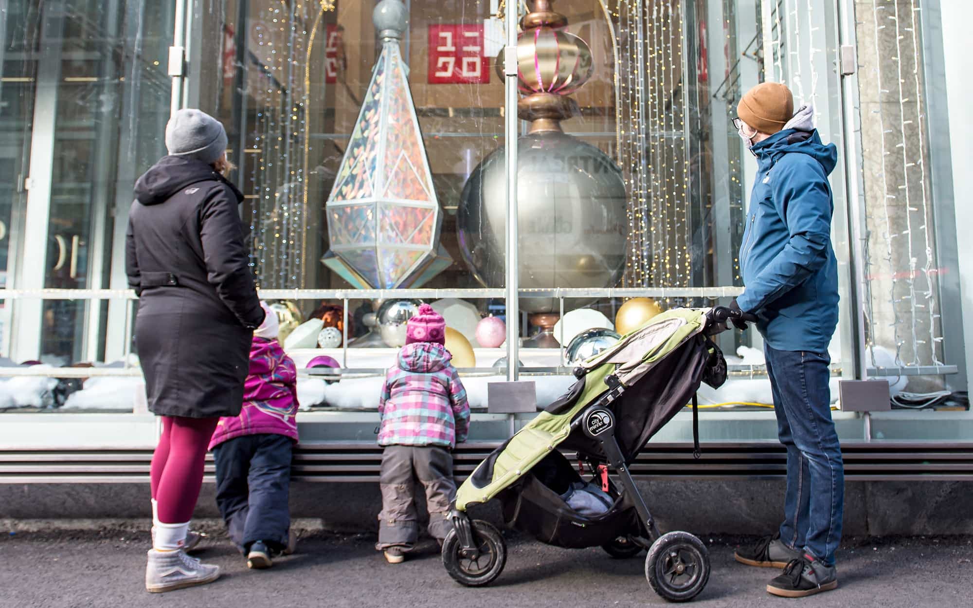 Une famille faisait du lèche-vitrine le même jour au centre Eaton, à Montréal.