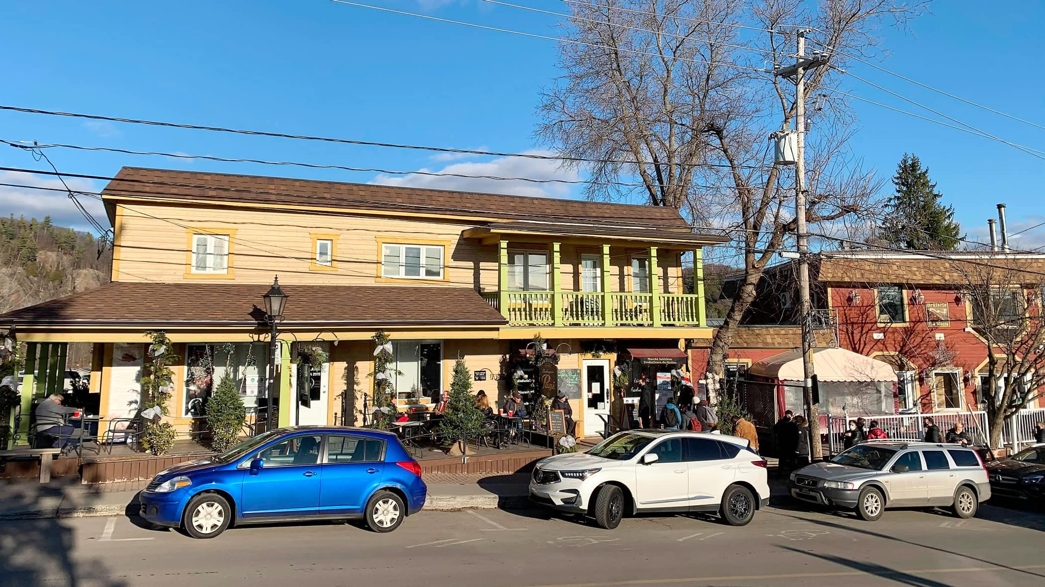 La circulation était dense, les piétions nombreux, tout comme les files d’attente samedi après-midi dans le vieux Saint-Sauveur, dans les Laurentides.