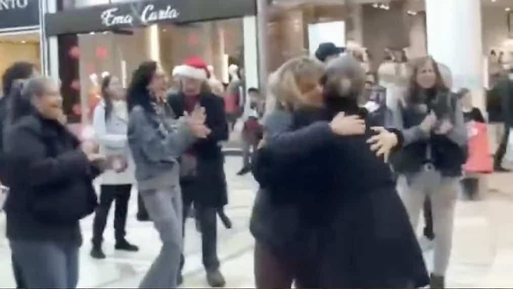 La distanciation physique n’était pas respectée et certains s’enlaçaient.