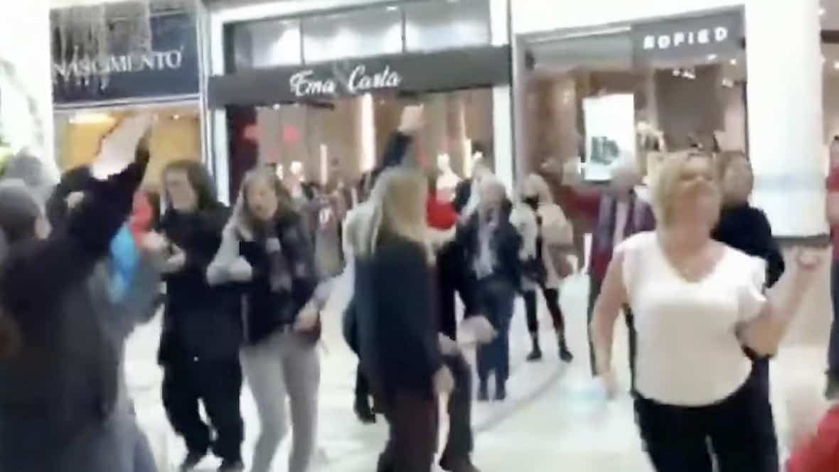 Une trentaine de personnes ont chanté et dansé samedi à la Place Rosemère pour contester les mesures sanitaires. Certains participants ont été expulsés par la police.