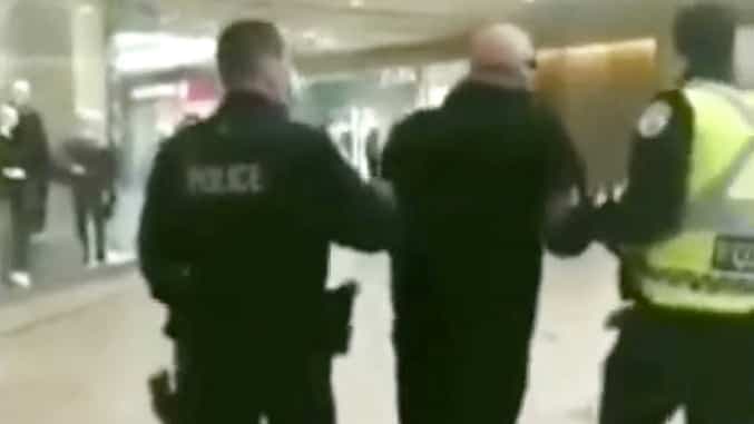 Refusant de porter un couvre-visage, un homme a été escorté à l’extérieur de la Place Rosemère par des policiers.