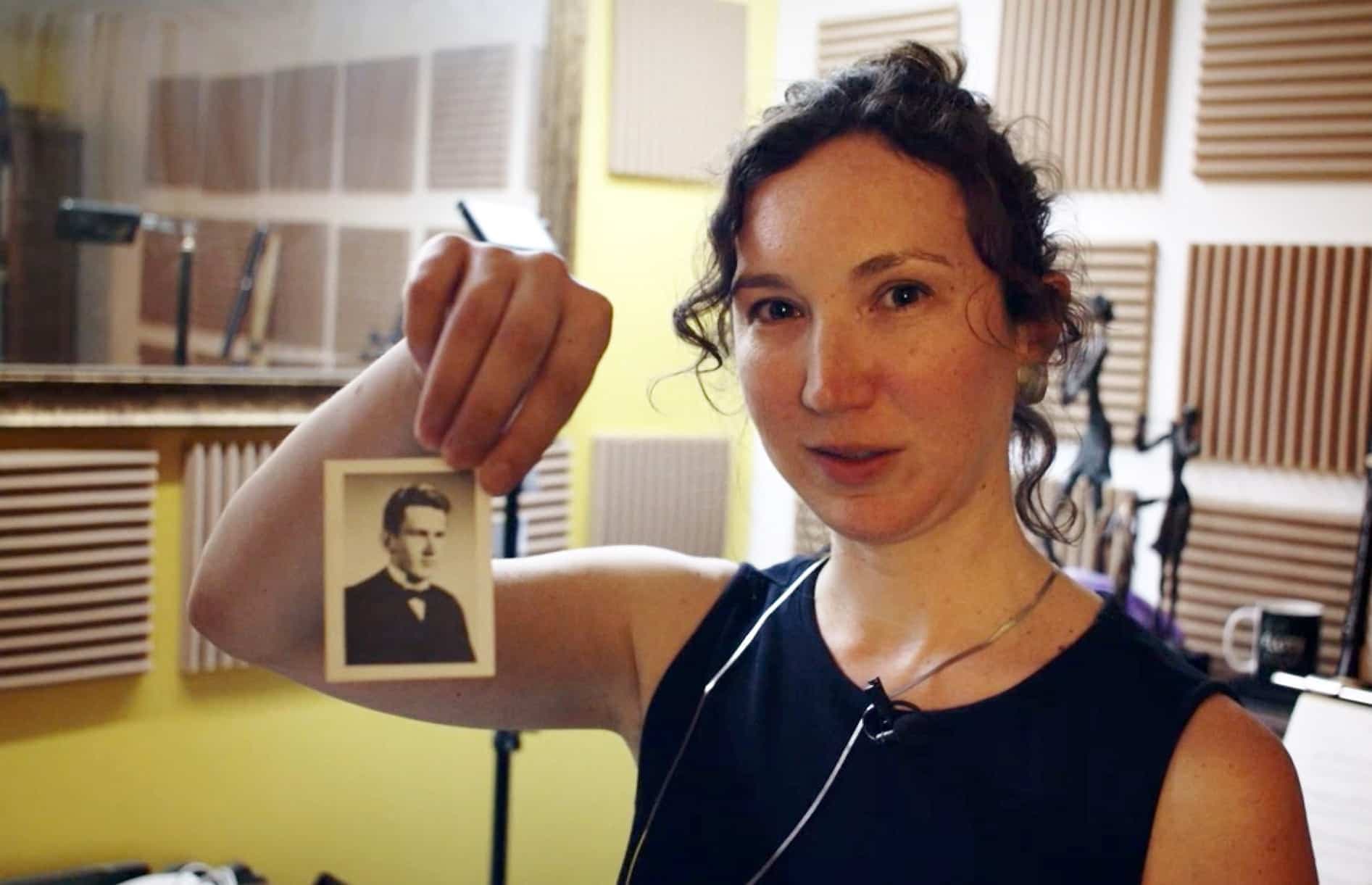 Amélie Brodeur tient une vieille photo de son père Yvan.