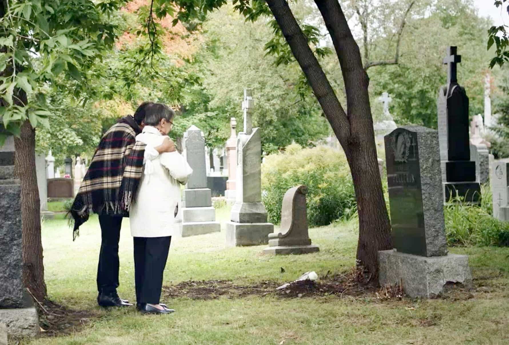 Hélène et Louise Bibeault se recueillent devant la tombe de leur mère Rita, décédée en avril dans un CHSLD de Laval.