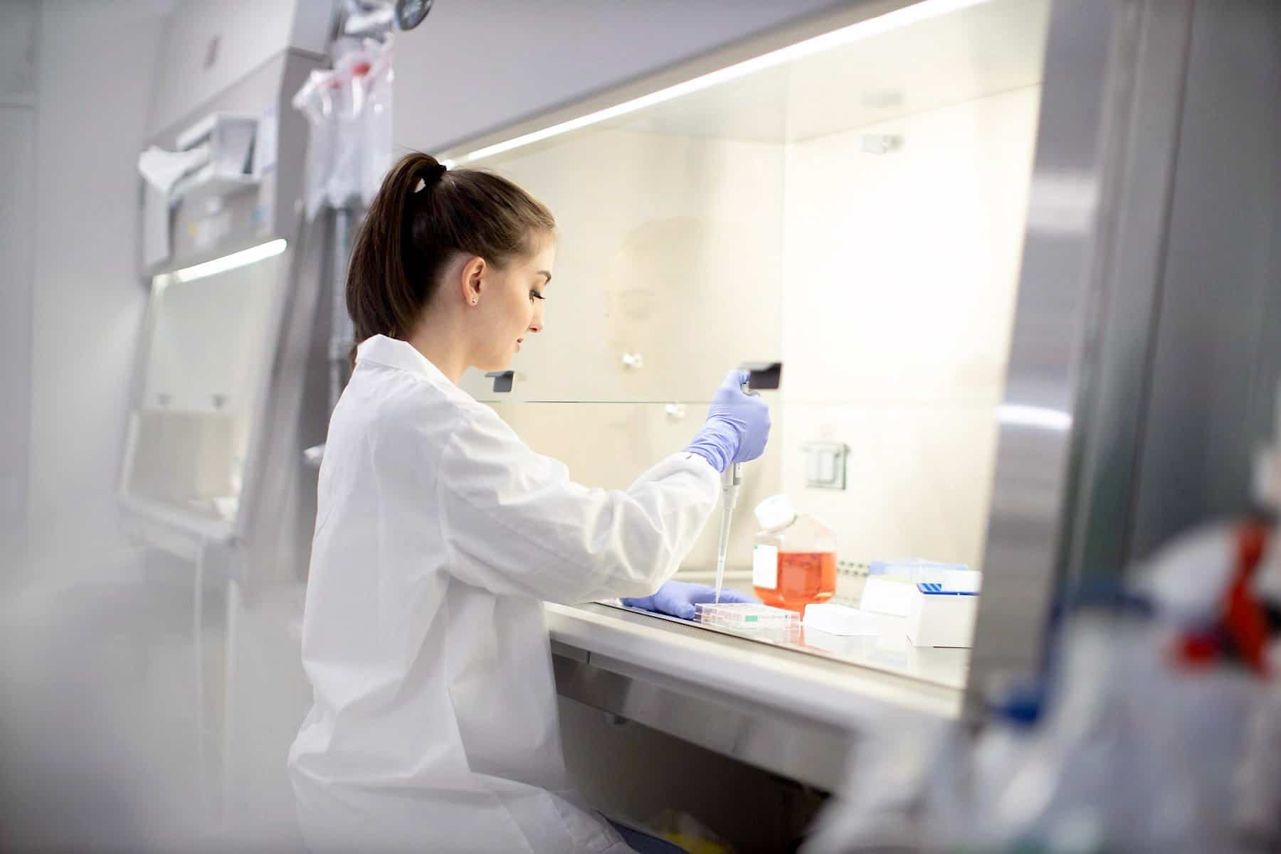 La société AbCellera, située à Vancouver, a contribué de façon significative au développement du bamlanivimab en identifiant rapidement les meilleurs anticorps afin de les reproduire en laboratoire. L’entreprise, dont on aperçoit l’un des laboratoires sur la photo, a reçu une aide de 175 M$ d’Ottawa au début de la crise.