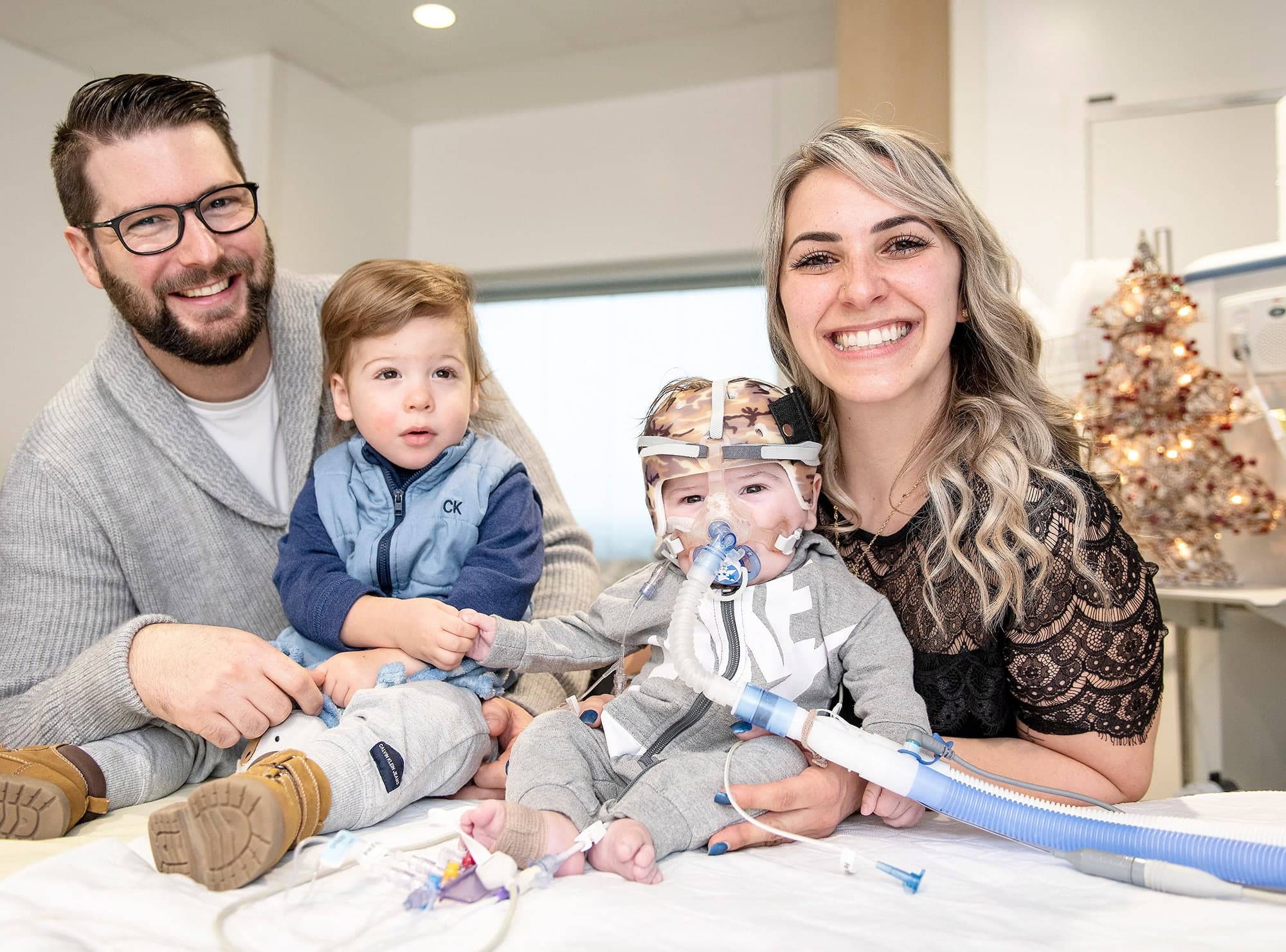 Jessica Cortese et Yannick Jobin passeront Noël avec leurs fils, William et Christian, au CHU Sainte-Justine. Hospitalisé depuis sa naissance, Christian reçoit toujours de l’oxygène pour l’aider à respirer et porte un casque pour garder sa tête arrondie, car il est souvent couché.