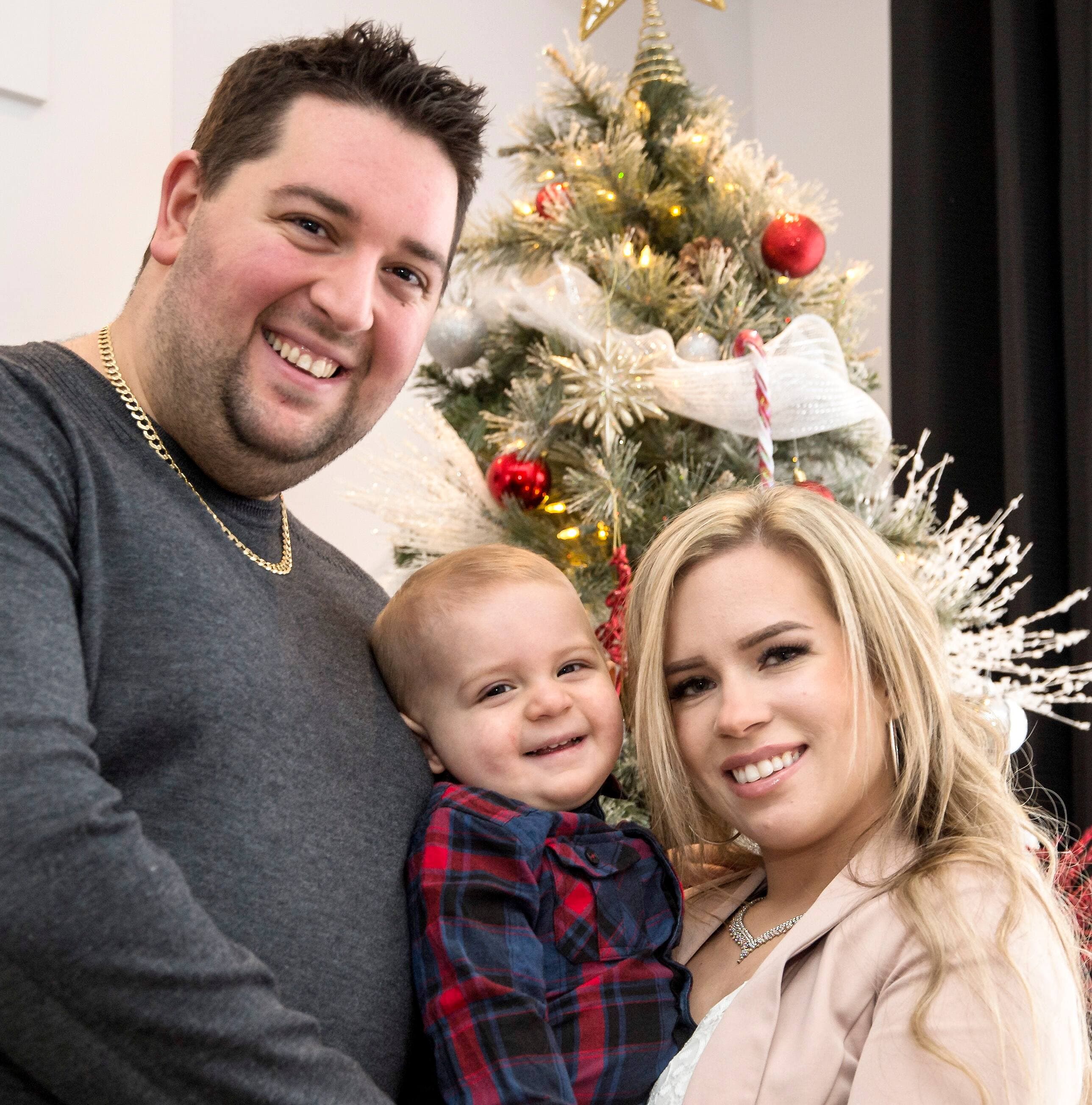 Dave Fontaine et Laurie Dompierre avec leur fils de 2 ans, Jayden, qui a reçu une greffe de cellules souches de son père.