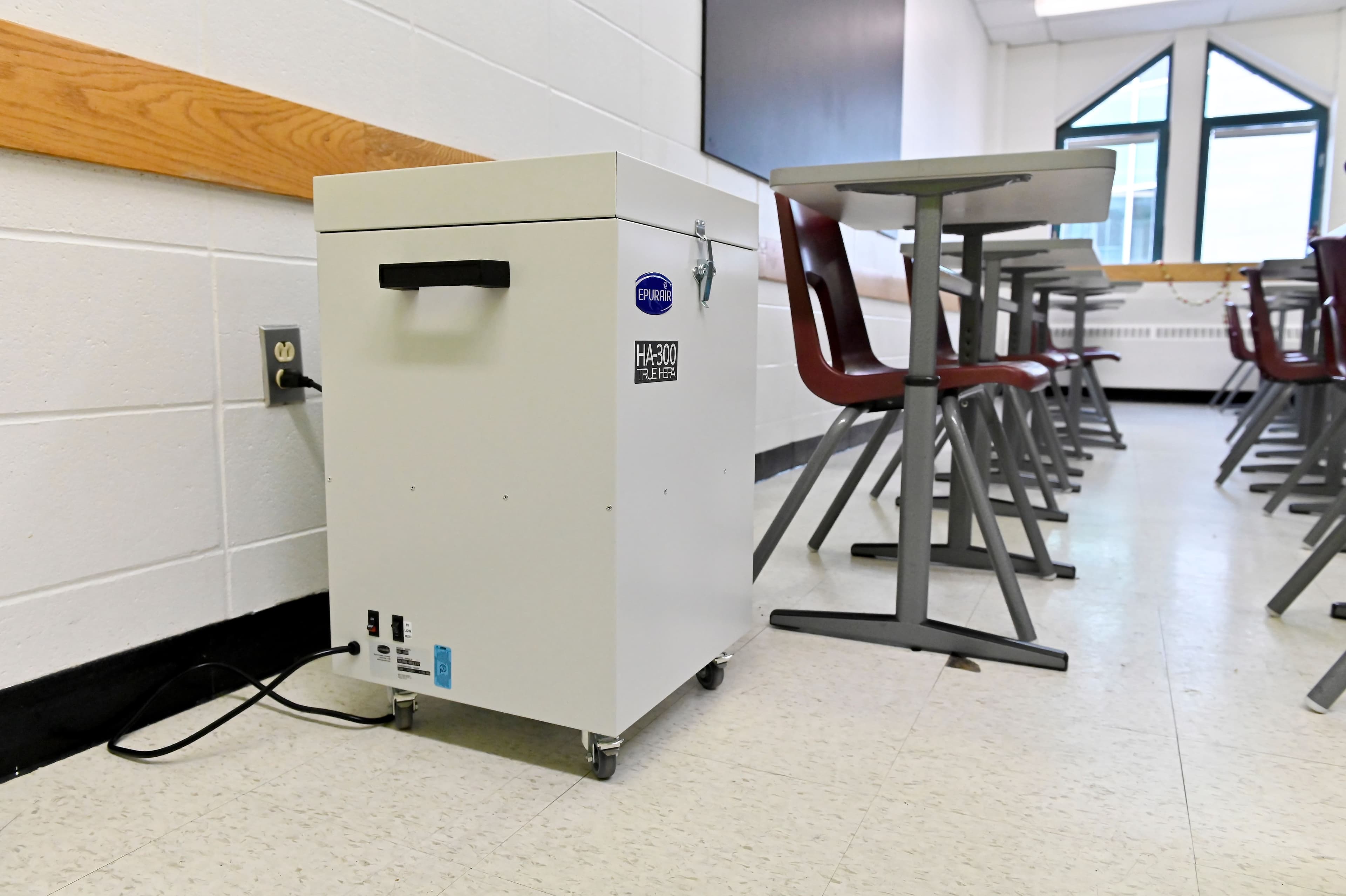Le Collège Jean-Eudes, à Montréal, a procédé lundi à l’installation de 36 purificateurs d'air fabriqués au Québec dans autant de classes.