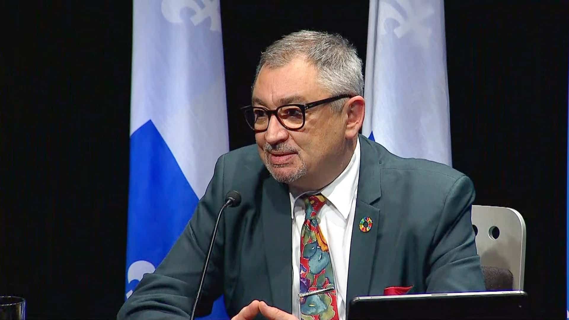 On voit le médecin lors d’une conférence de presse, vendredi, où il insistait sur l’importance de respecter les consignes en raison de la situation critique.