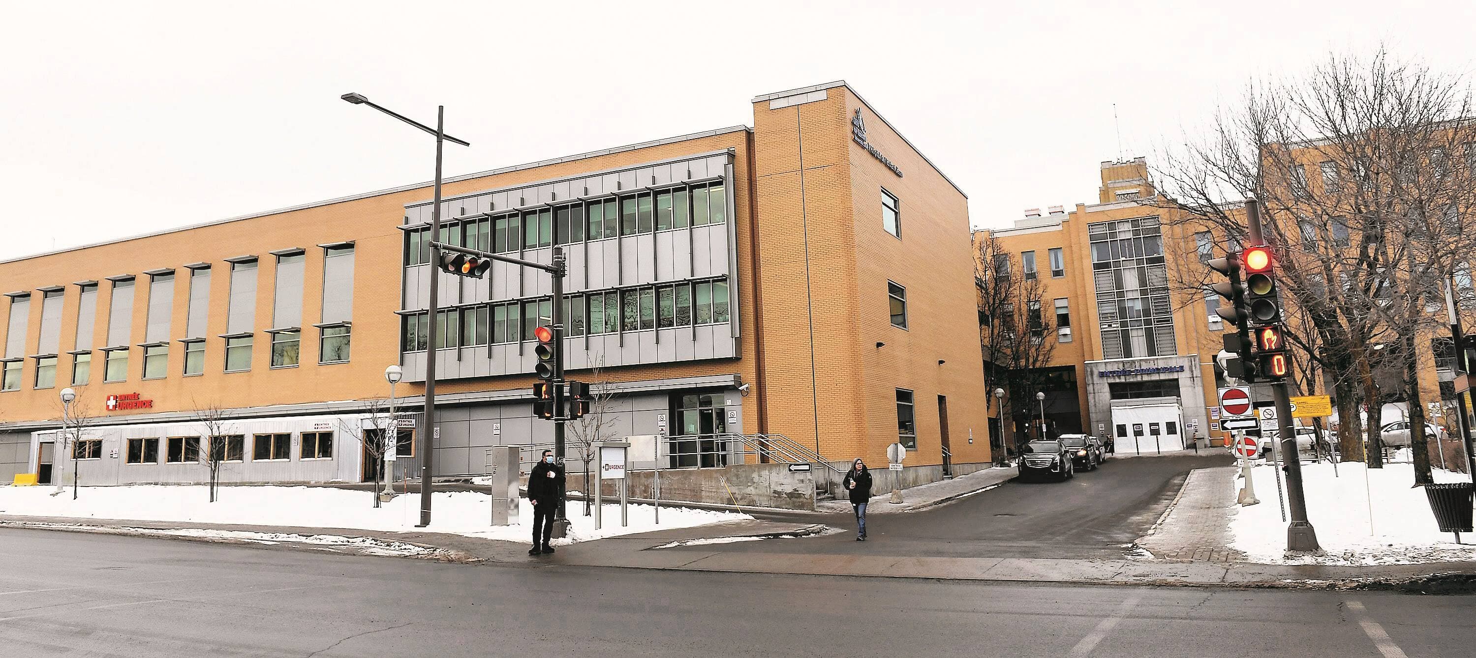 L’hôpital de l’Enfant-Jésus, à Québec, fait partie des établissements qui peinent à répondre à la hausse des hospitalisations causées par le virus et pourraient devoir délester encore plus.