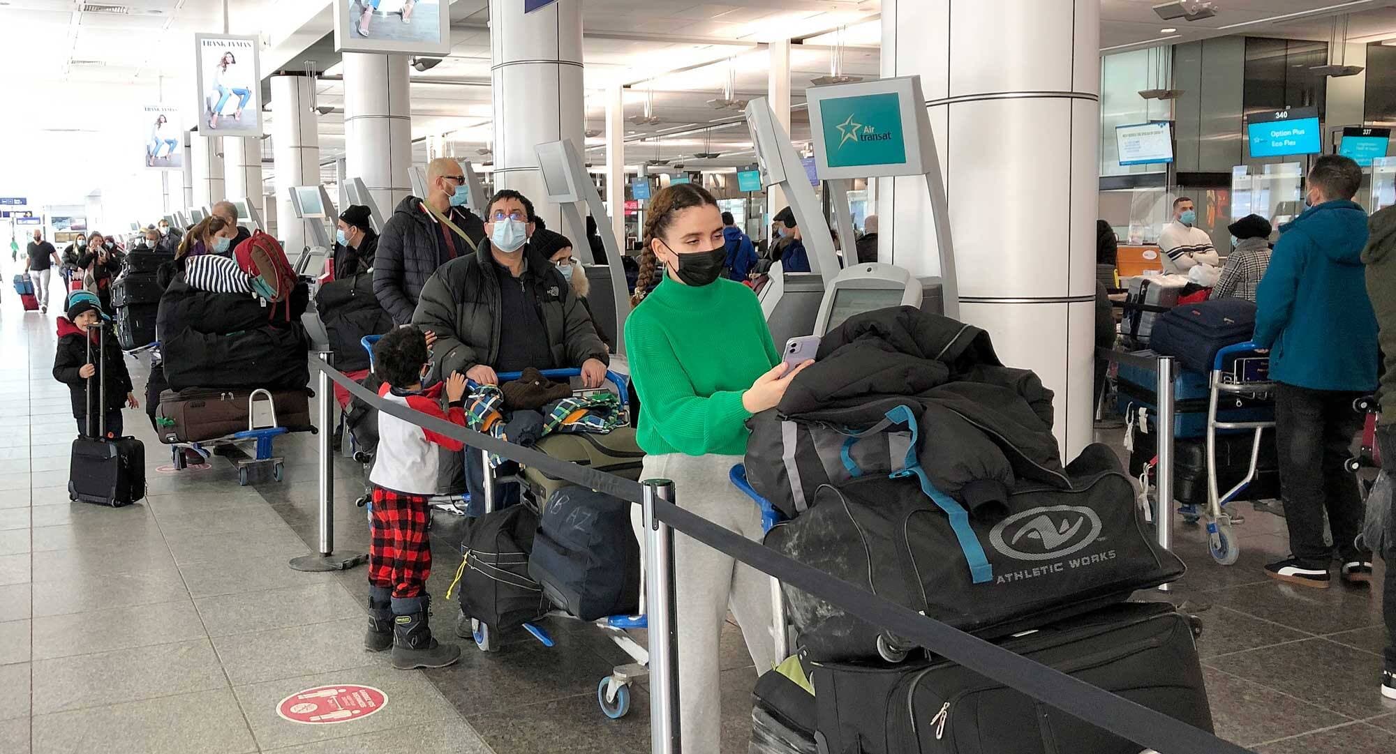File d’attente à l’aéroport Montréal-Trudeau, vendredi.