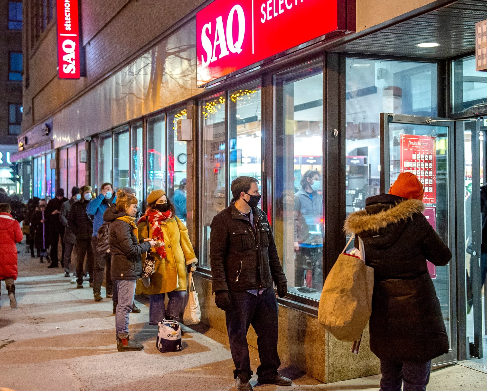 Une file de clients devant une SAQ du Plateau-Mont-Royal, il y a quelques jours. Les ventes de cette société d’État ont explosé au cours des dernières semaines, par rapport aux cinq temps des Fêtes précédents.