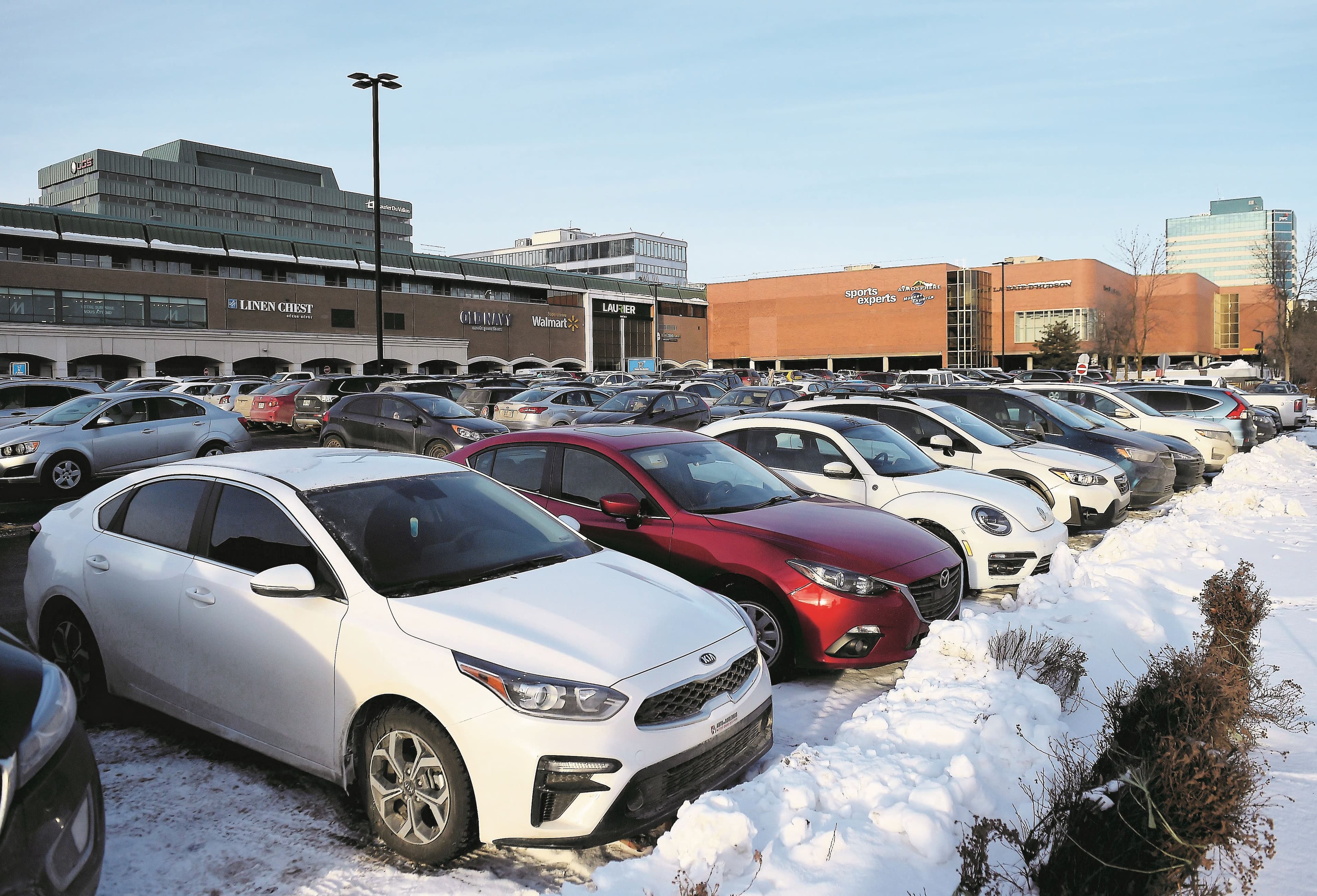 Le stationnement de Laurier Québec s’est rapidement rempli, samedi matin.