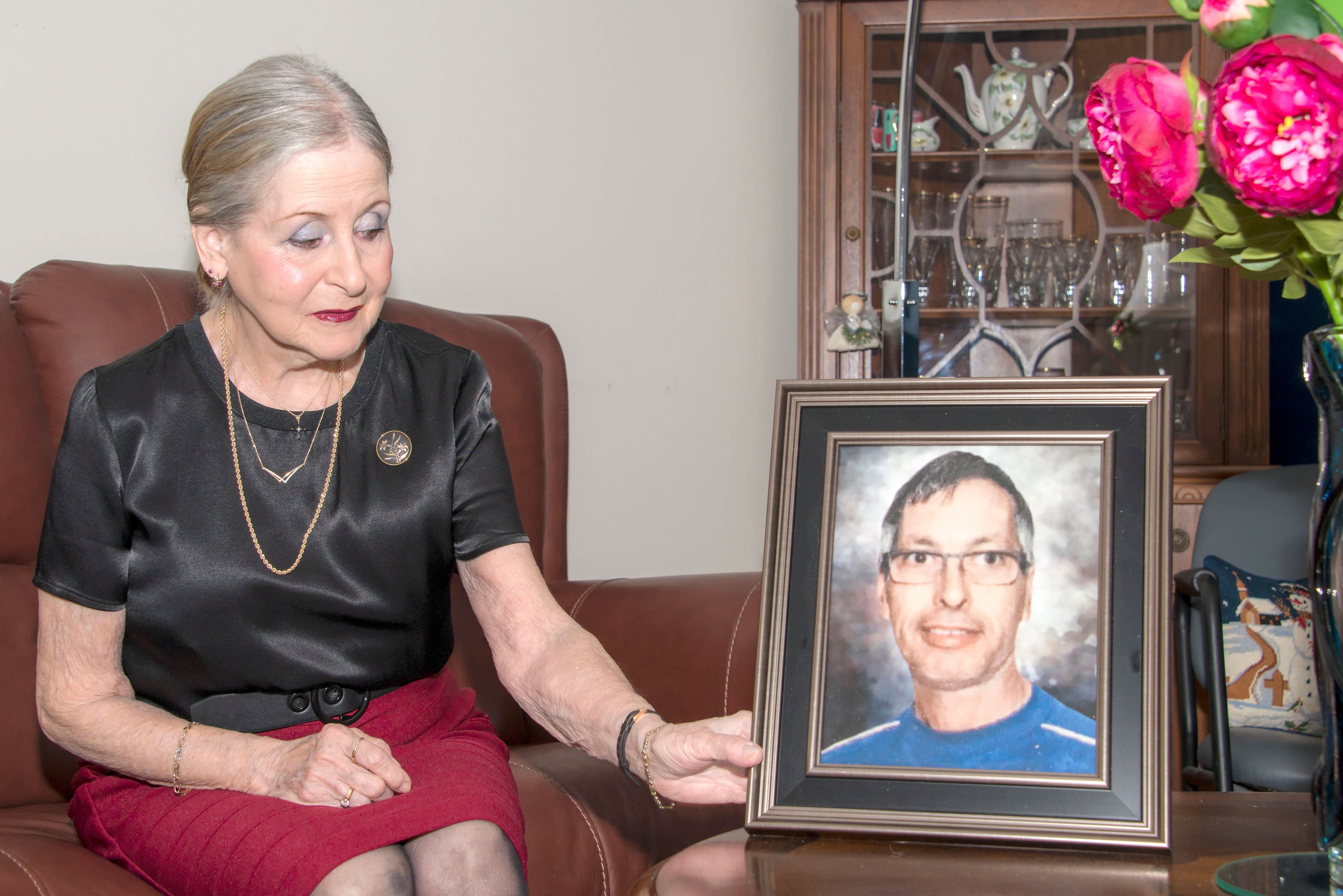 Judith Aumais tient un portrait de son fils, Patrick Péladeau, qui s’est enlevé la vie pendant qu’elle était dans un coma lié à la maladie à coronavirus. Préposé aux bénéficiaires, il lui a peut-être transmis la COVID-19 et se le reprochait.