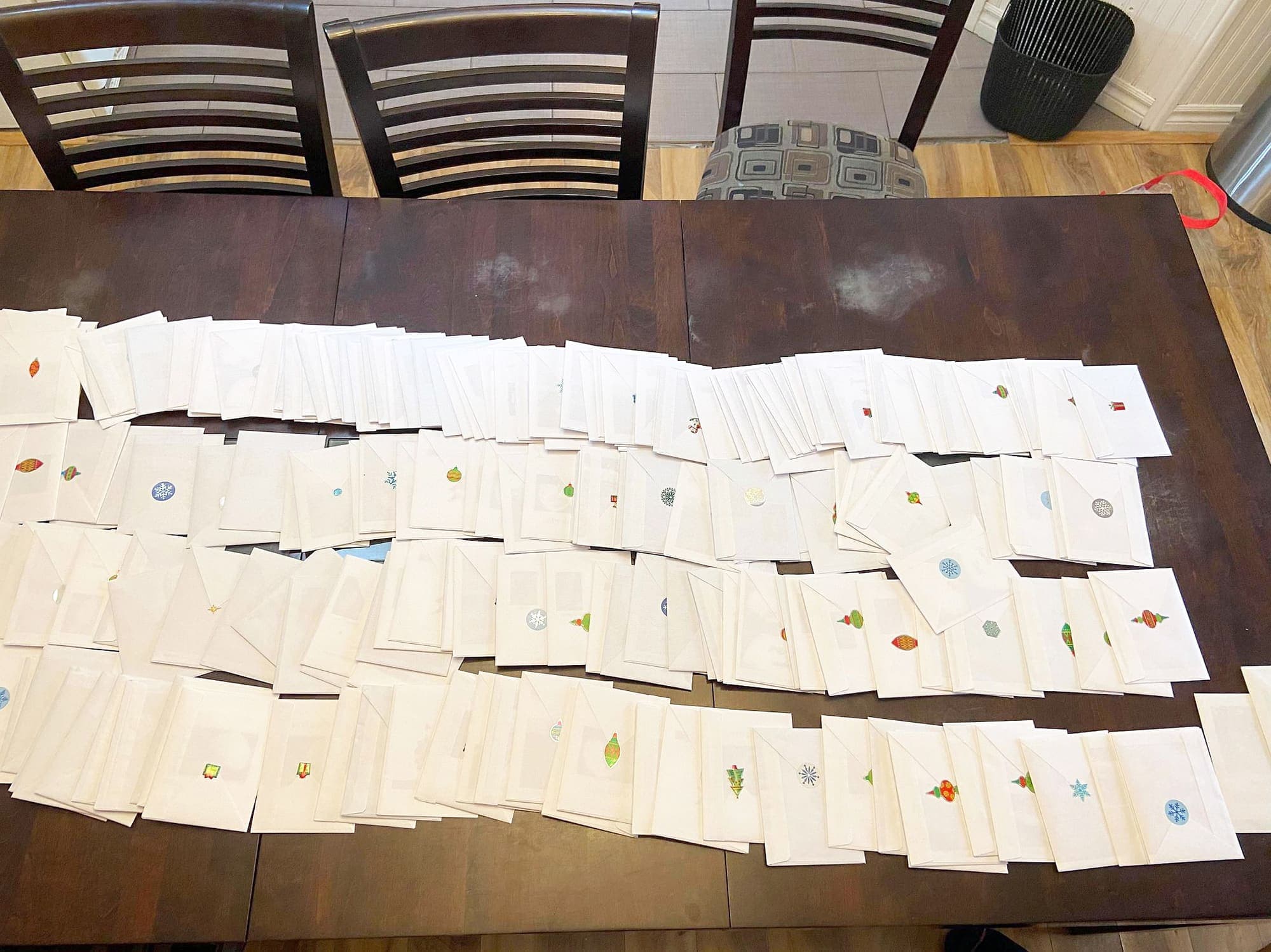 On peut voir la table de cuisine remplie de cartes avant qu’elles n’aillent les porter.