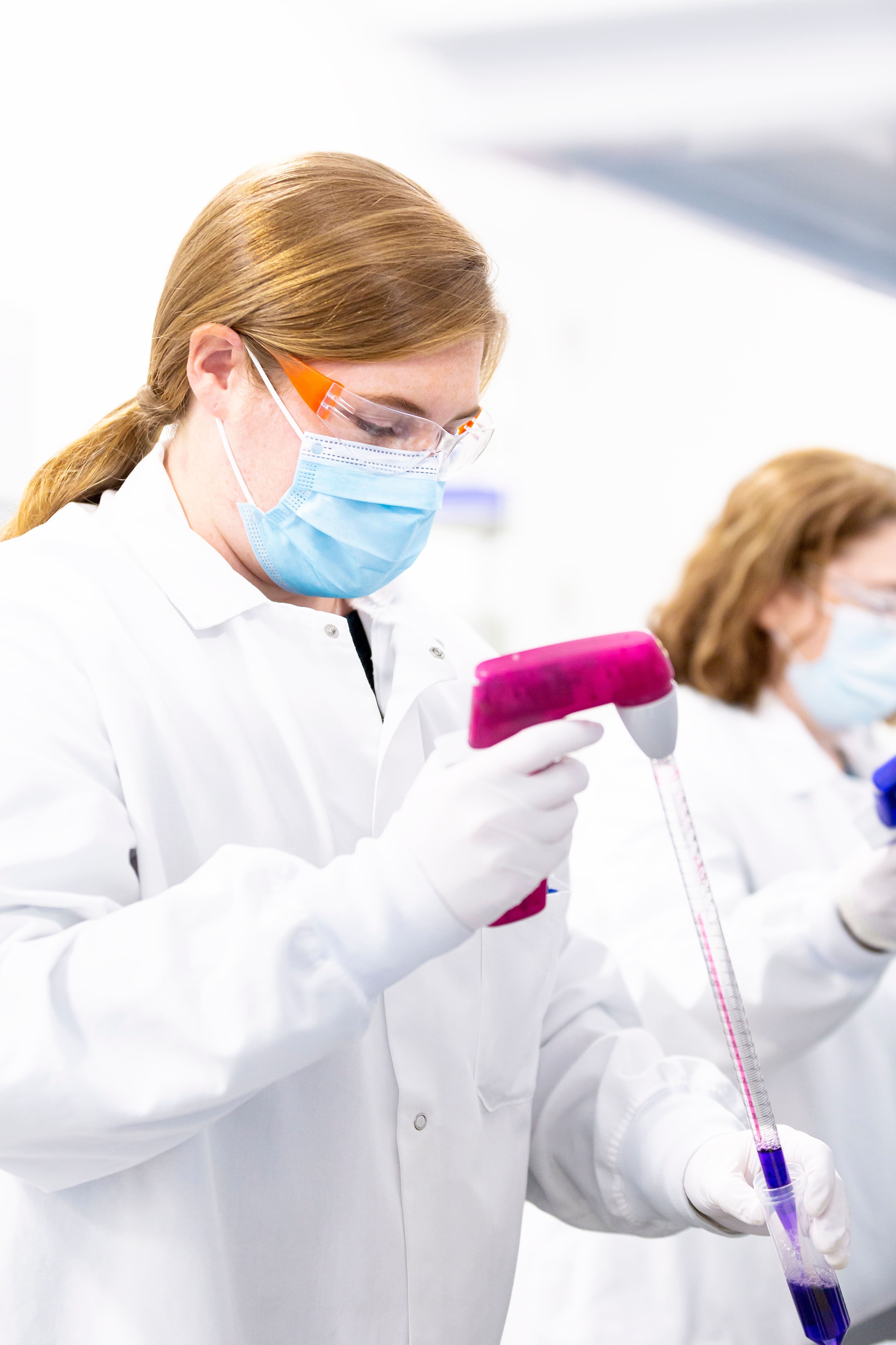 Une employée de Moderna travaillant à la fabrication du vaccin, qui a été approuvé par Santé Canada avant Noël.